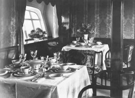 LZ127 Graf Zeppelin 1928 dining room