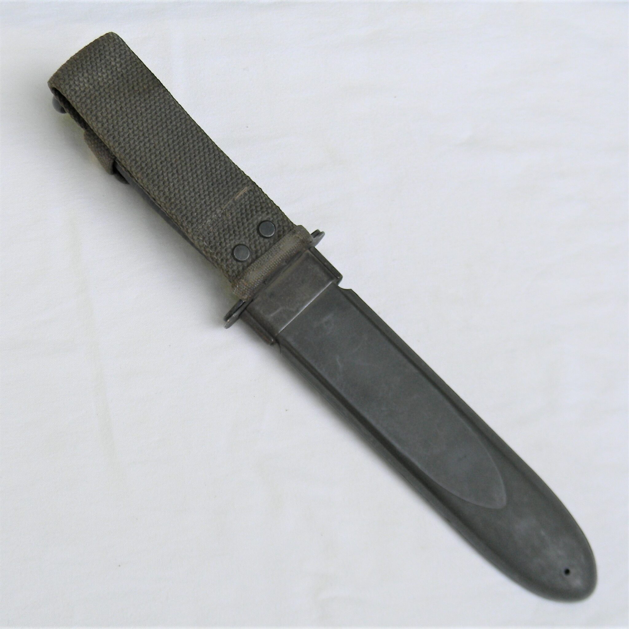 WW2 USN UDT fighting knife made by Ka-Bar, original NORD scabbard