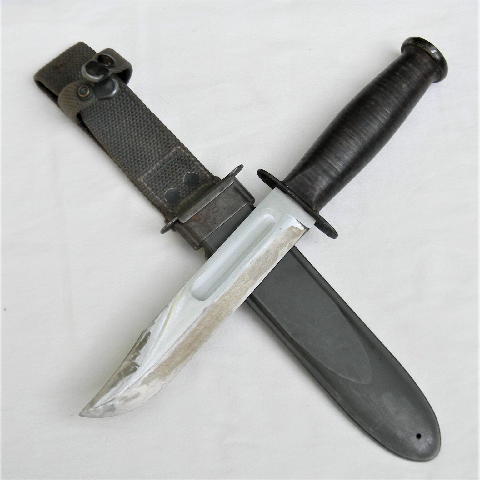 WW2 USN UDT fighting knife made by Ka-Bar, original NORD scabbard