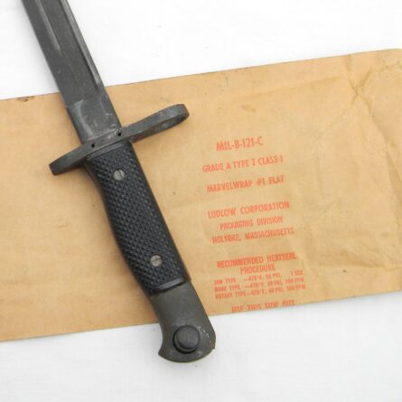 Vietnam War General Cutlery (GEN CUT) M1917 bayonet for US Trench Gun, original VZM scabbard, 1960th production; rare UNUSED in orig packing sleeve - Image 4