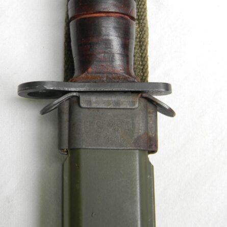 USA WW2 era Utica M4 bayonet for M1 carabine, original M8A1 composition scabbard; rare UNUSED - Image 4