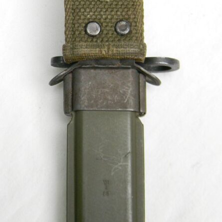 USA WW2 era Utica M4 bayonet for M1 carabine, original M8A1 composition scabbard; rare UNUSED - Image 5