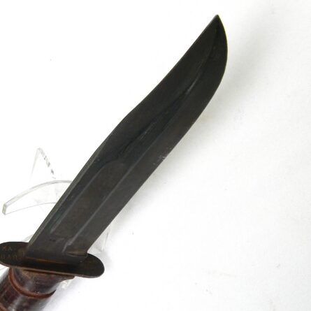 WW2/Korean War era Ka-Bar USN MK2 fighting knife, guard-marked type, SIGNED original NORD scabbard; rare unused - Image 11
