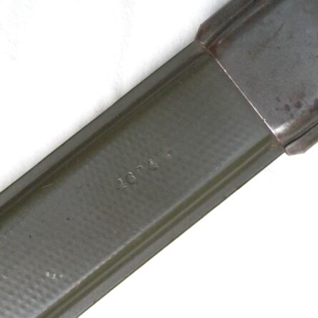 WW2 era Utica Cutlery US M1 bayonet, NOT a cut-down, orig scabbard, interesting serial-numbered specimen; excellent condition - Image 6