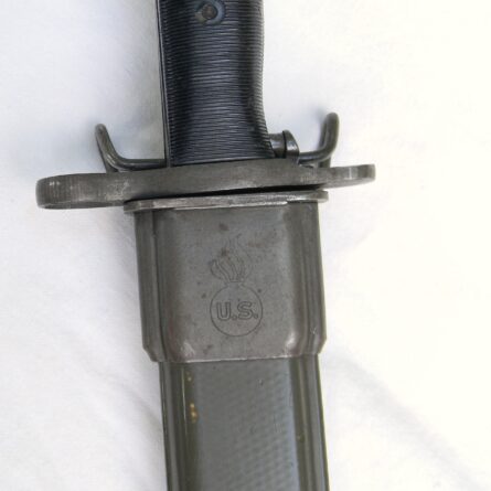 WW2 era Utica Cutlery US M1 bayonet, NOT a cut-down, orig scabbard, interesting serial-numbered specimen; excellent condition - Image 3