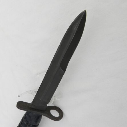 WW2 US CASE M4 bayonet for M1 carabine, Korean War era rubber handle, original M8A1 scabbard; rare type - Image 10