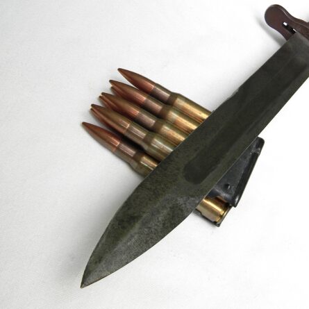 USA WW2 Utica Cutlery M1 bayonet for Garand rifle, NOT a cut-down, orig M7 composition scabbard - Image 7