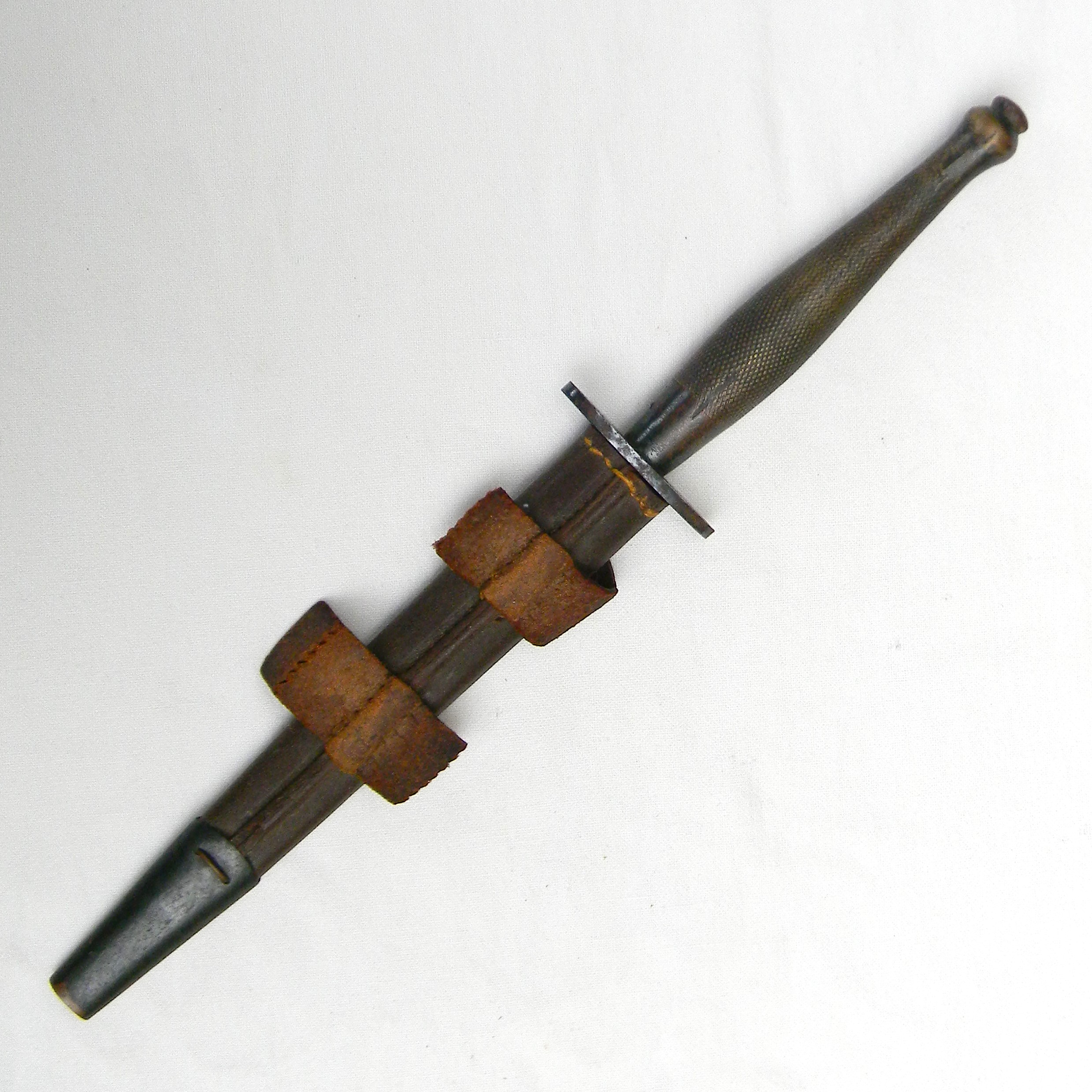 GB WW2 era Wilkinson Sword Fairbairn Sykes 2nd pattern FS fighting dagger, rare initials-etched blade type, correct scabbard; excellent condition - Image 3
