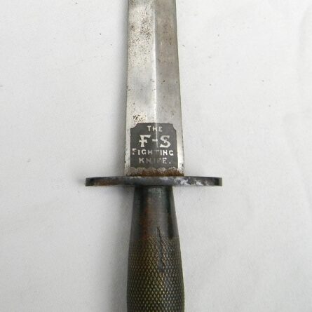 GB WW2 era Wilkinson Sword Fairbairn Sykes 2nd pattern FS fighting dagger, rare initials-etched blade type, correct scabbard; excellent condition - Image 8