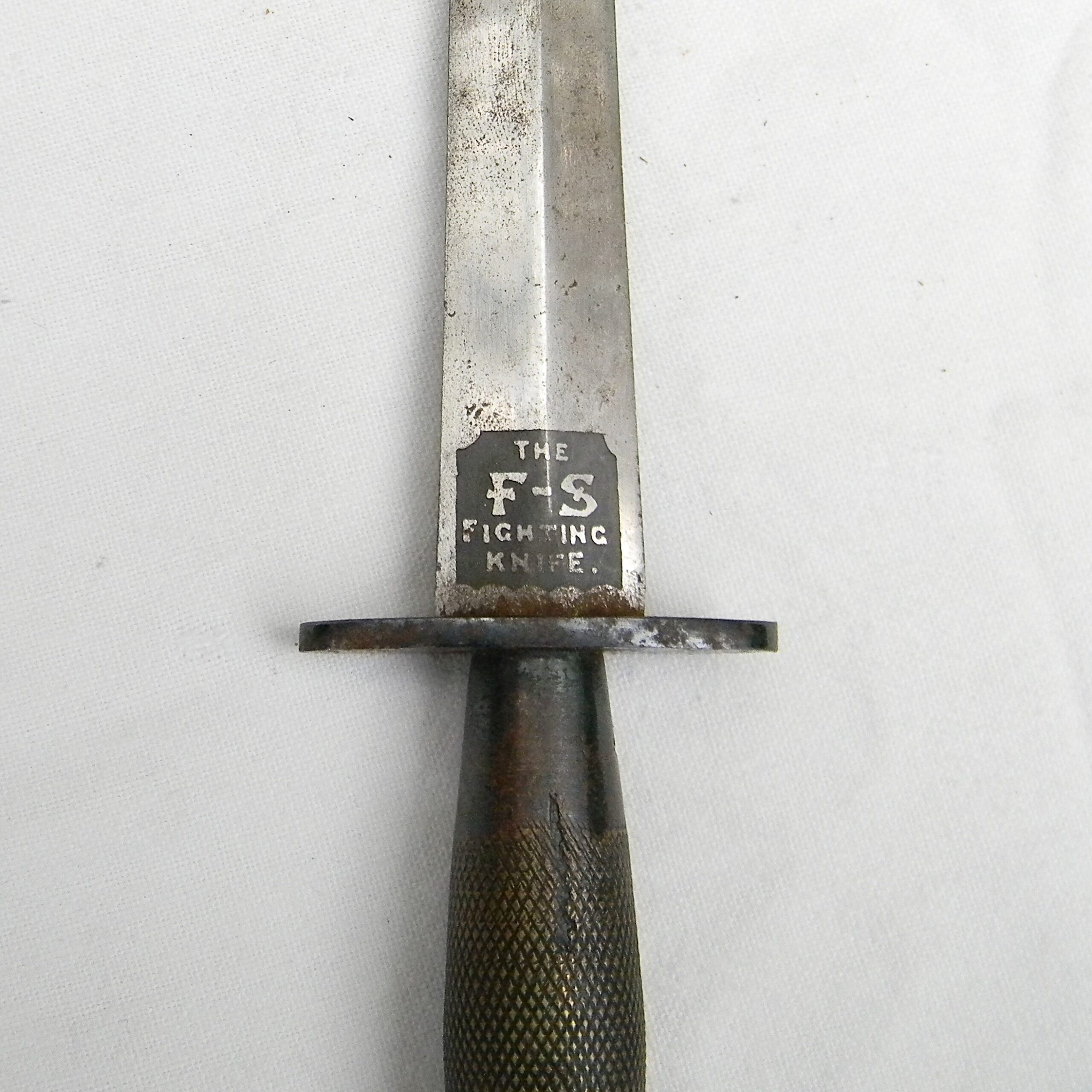GB WW2 era Wilkinson Sword Fairbairn Sykes 2nd pattern FS fighting dagger, rare initials-etched blade type, correct scabbard; excellent condition - Image 8