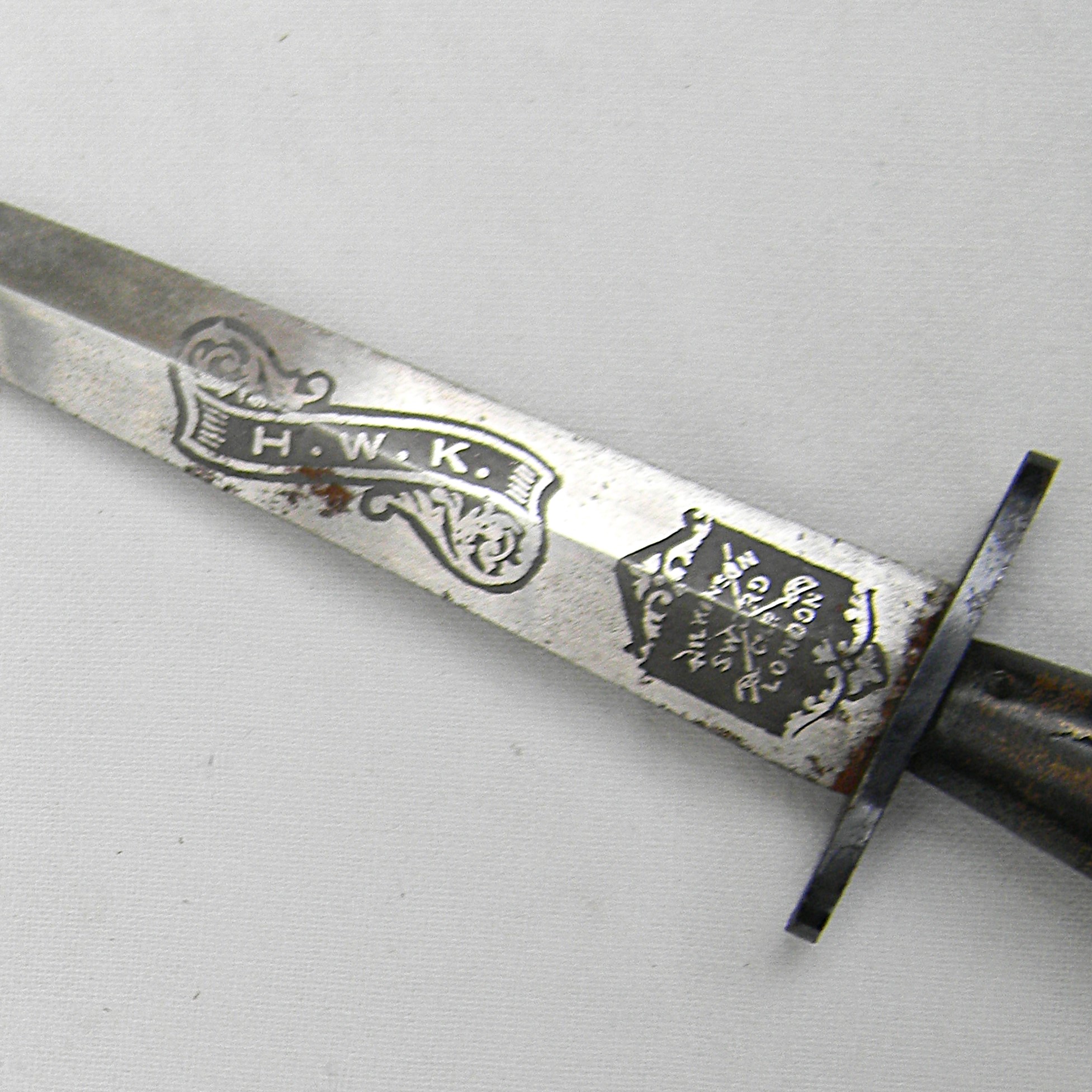 GB WW2 era Wilkinson Sword Fairbairn Sykes 2nd pattern FS fighting dagger, rare initials-etched blade type, correct scabbard; excellent condition - Image 6