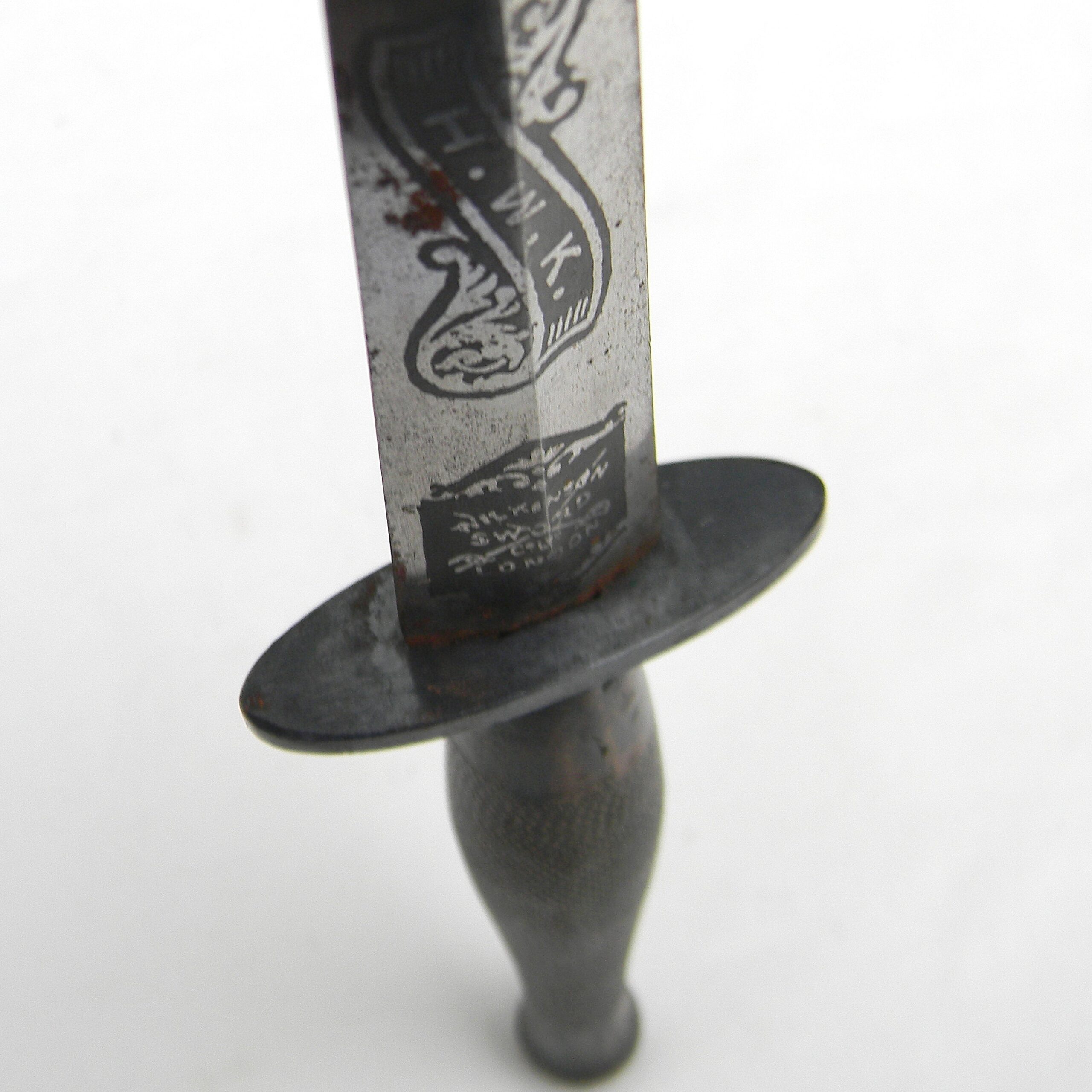 GB WW2 era Wilkinson Sword Fairbairn Sykes 2nd pattern FS fighting dagger, rare initials-etched blade type, correct scabbard; excellent condition - Image 9
