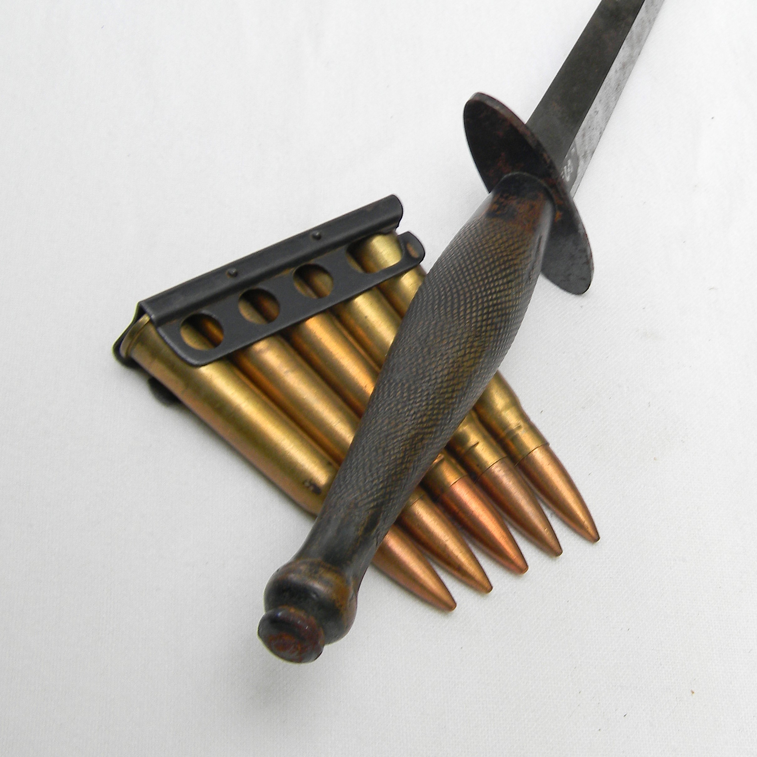 GB WW2 era Wilkinson Sword Fairbairn Sykes 2nd pattern FS fighting dagger, rare initials-etched blade type, correct scabbard; excellent condition - Image 12