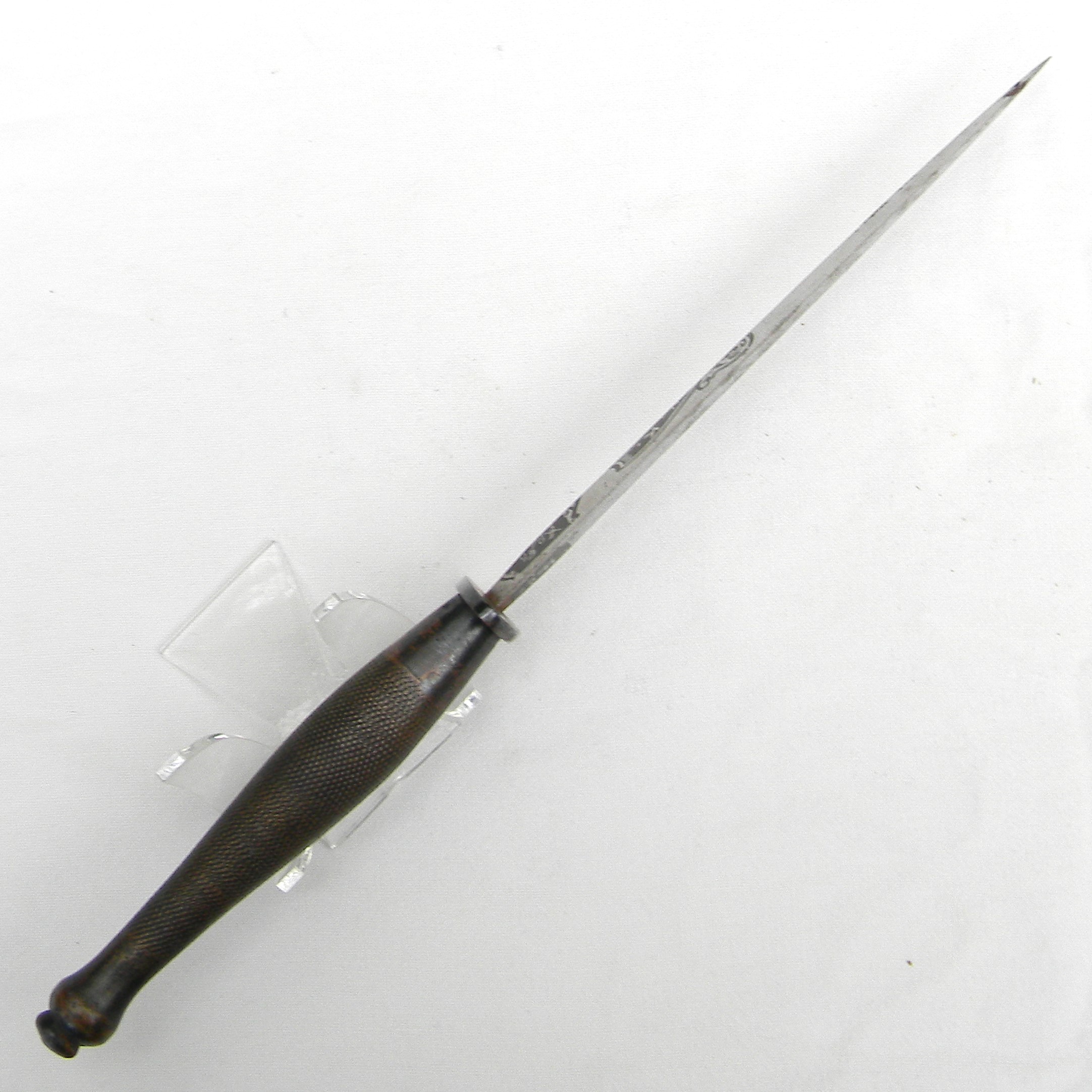 GB WW2 era Wilkinson Sword Fairbairn Sykes 2nd pattern FS fighting dagger, rare initials-etched blade type, correct scabbard; excellent condition - Image 13