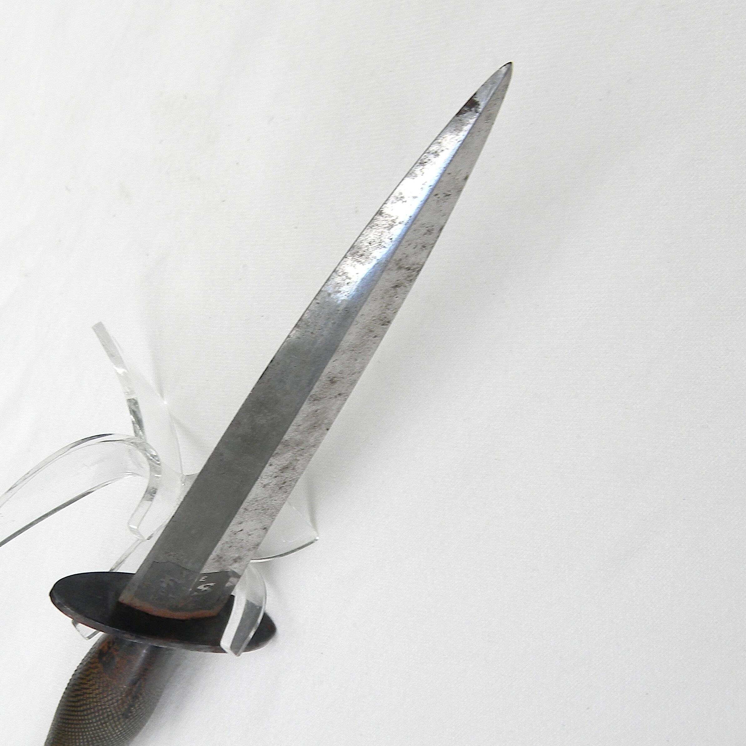 GB WW2 era Wilkinson Sword Fairbairn Sykes 2nd pattern FS fighting dagger, rare initials-etched blade type, correct scabbard; excellent condition - Image 14