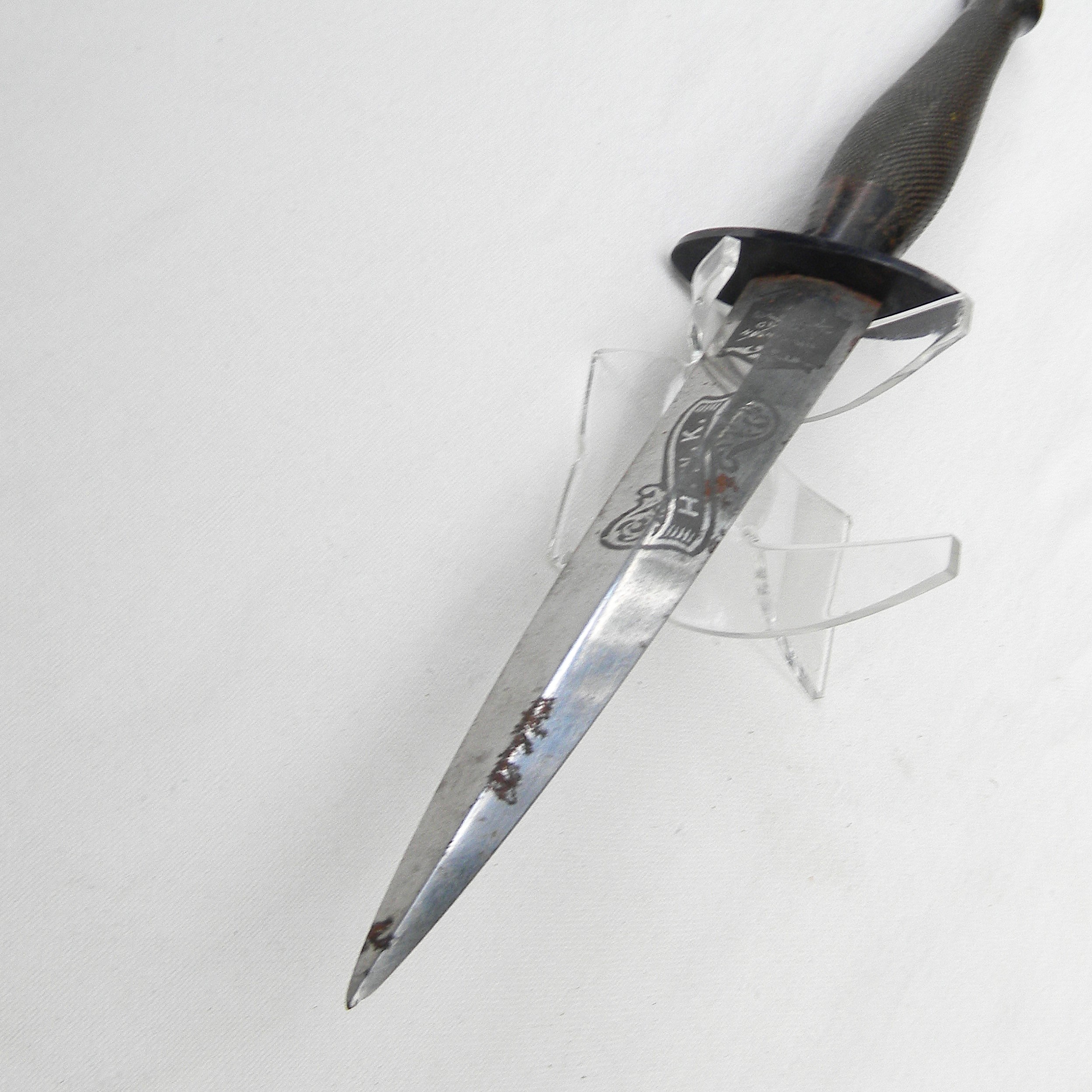 GB WW2 era Wilkinson Sword Fairbairn Sykes 2nd pattern FS fighting dagger, rare initials-etched blade type, correct scabbard; excellent condition - Image 15