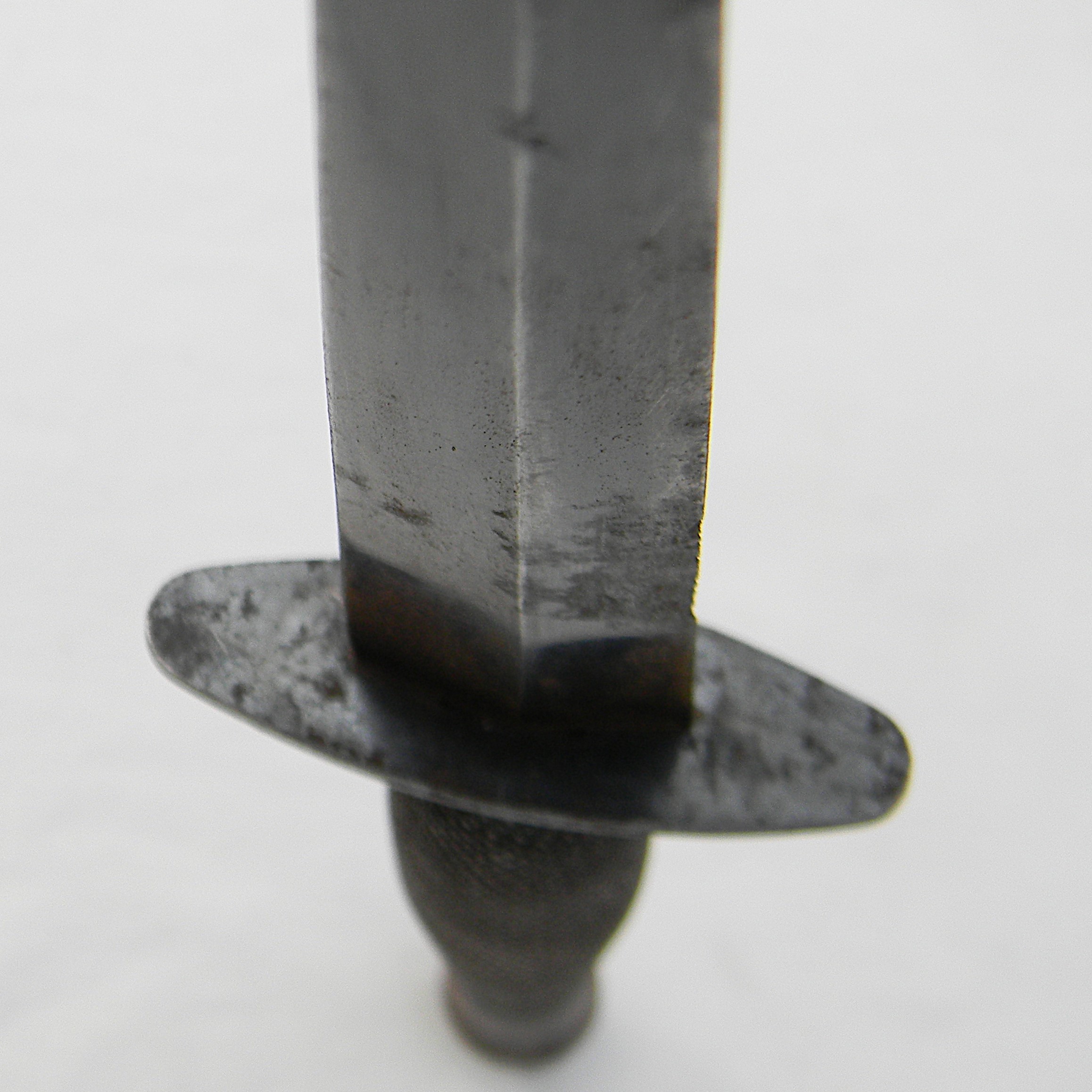 USA WW2 era OSS stiletto fighting dagger, original "pancake flapper" scabbard; rare type in excellent condition - Image 6