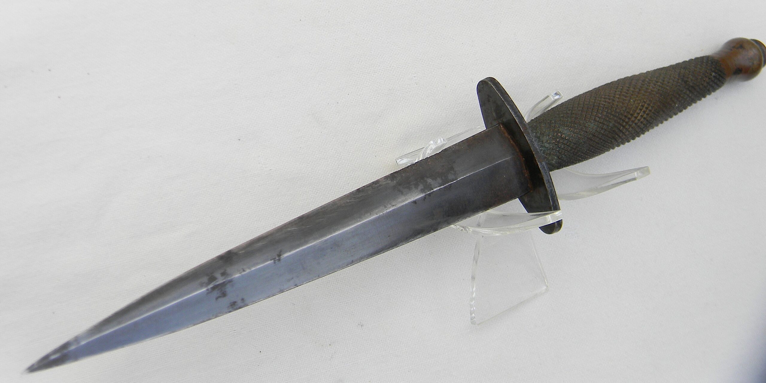 USA WW2 era OSS stiletto fighting dagger, original "pancake flapper" scabbard; rare type in excellent condition - Image 9