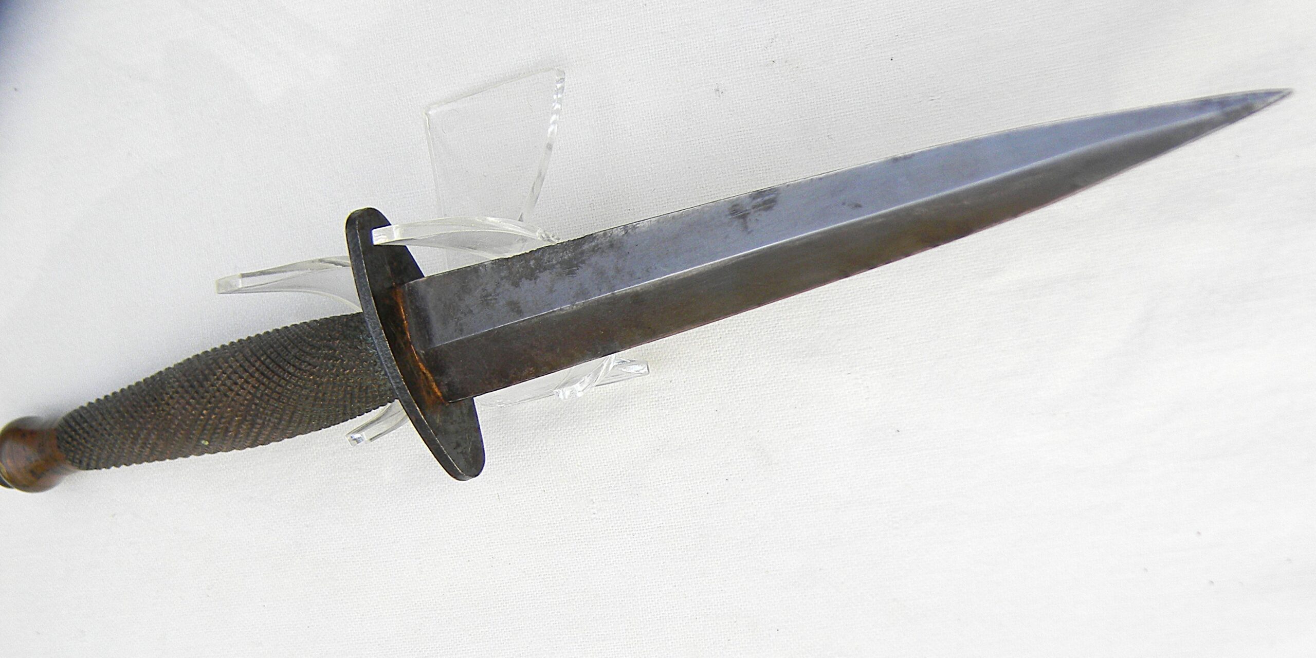 USA WW2 era OSS stiletto fighting dagger, original "pancake flapper" scabbard; rare type in excellent condition - Image 10