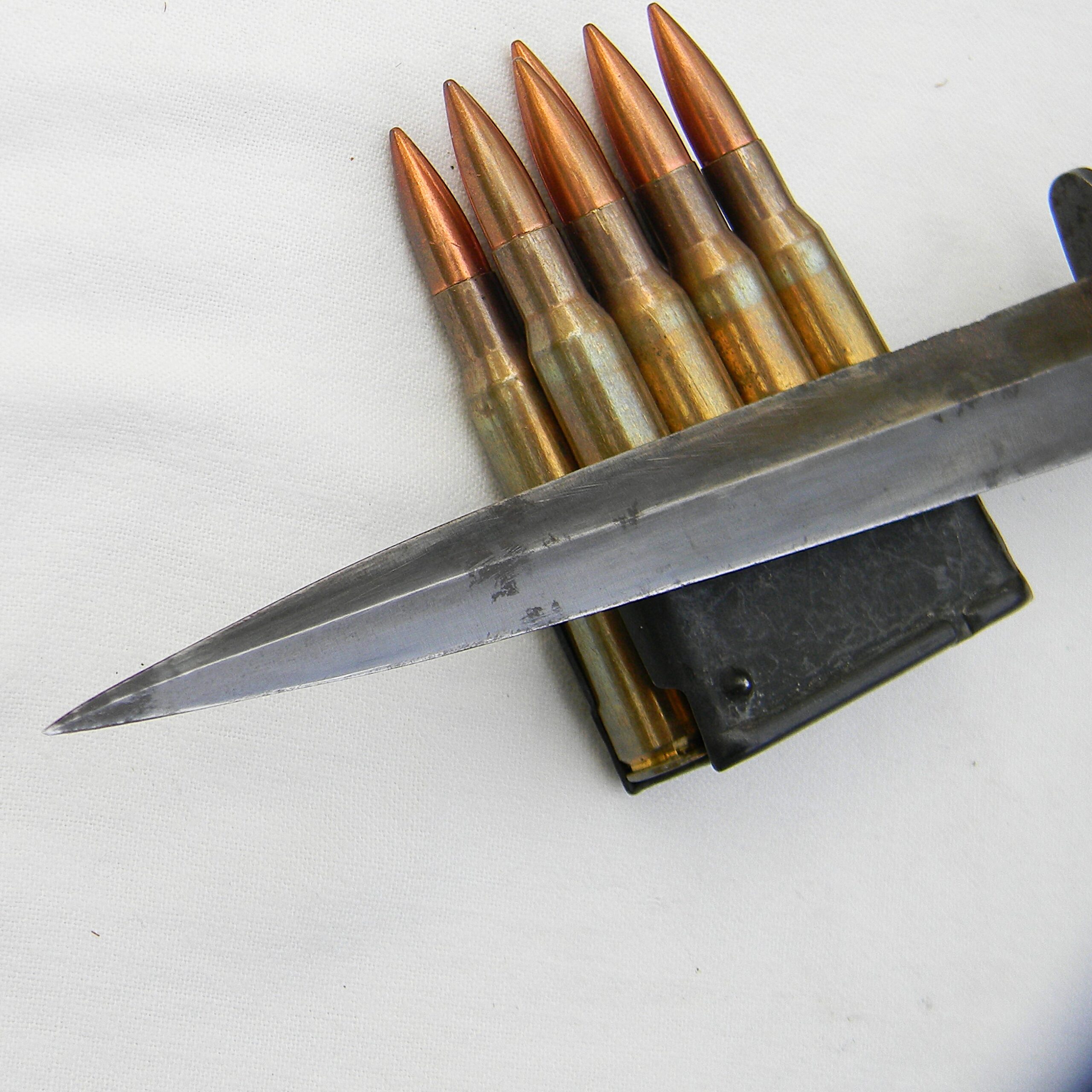 USA WW2 era OSS stiletto fighting dagger, original "pancake flapper" scabbard; rare type in excellent condition - Image 12