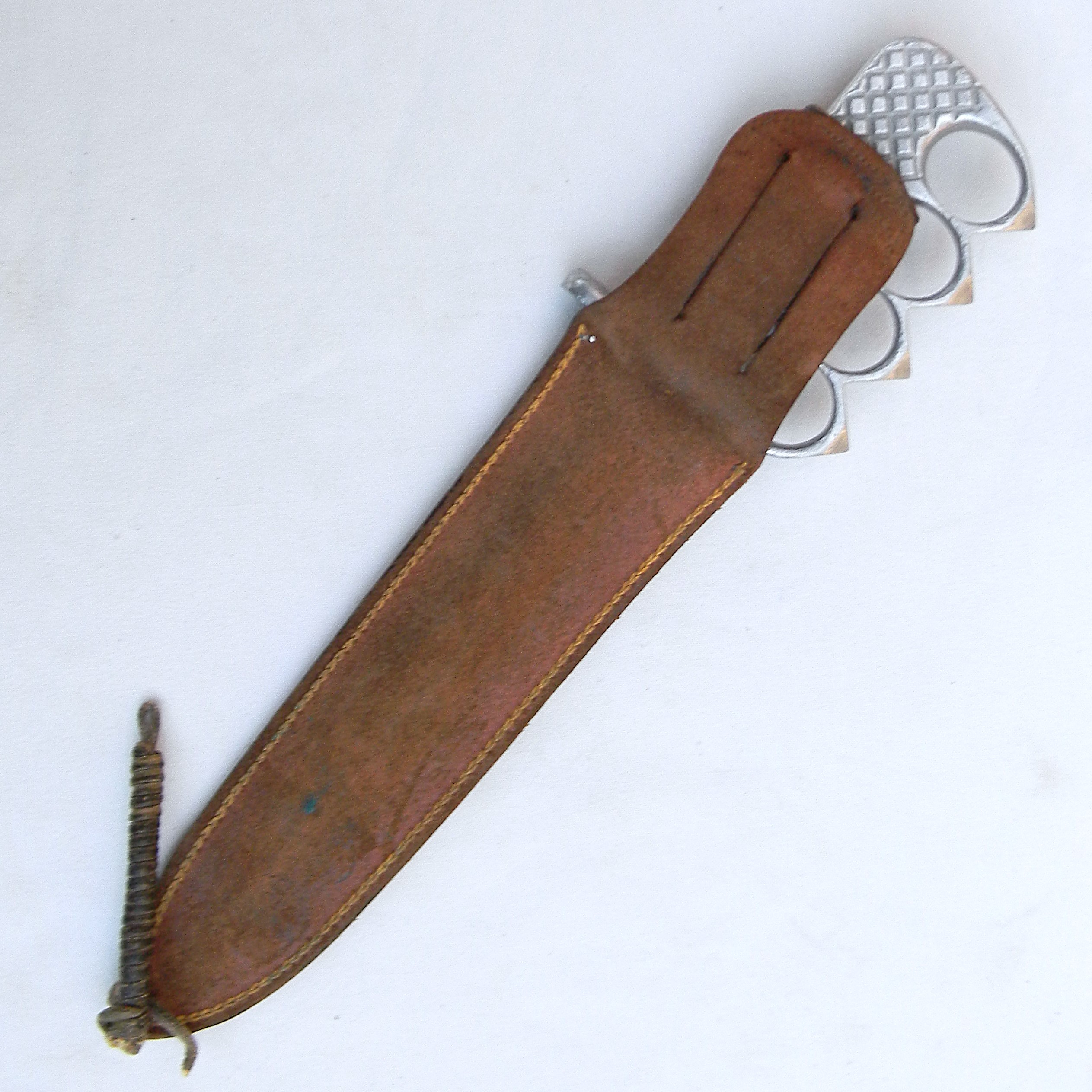 American WW2 era illustrated "private purchase" type knuckle fighting dagger, original leather scabbard; rare type - Image 4