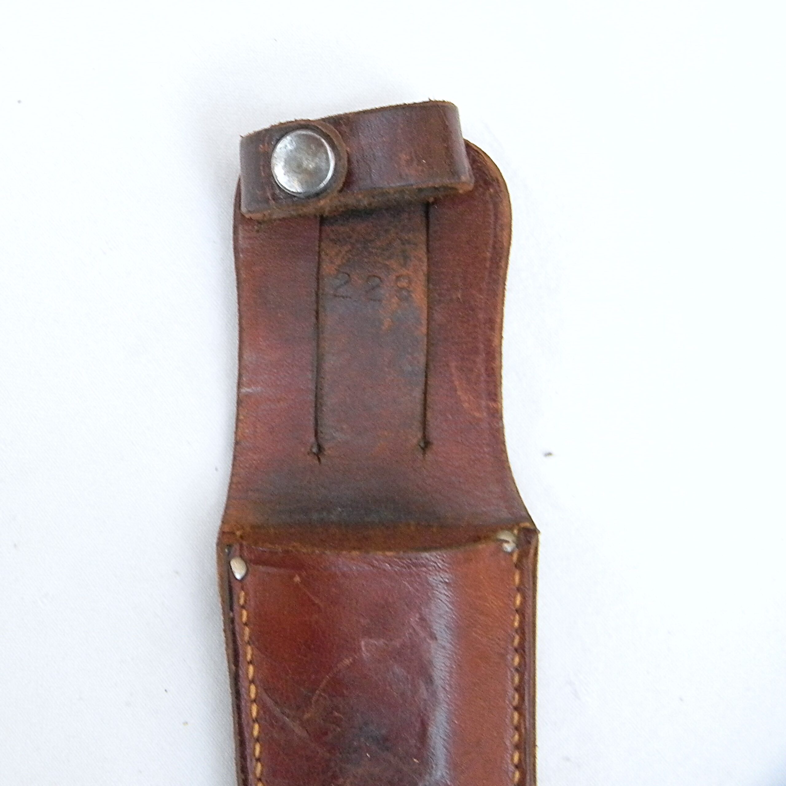 American WW2 era illustrated "private purchase" type knuckle fighting dagger, original leather scabbard; rare type - Image 5