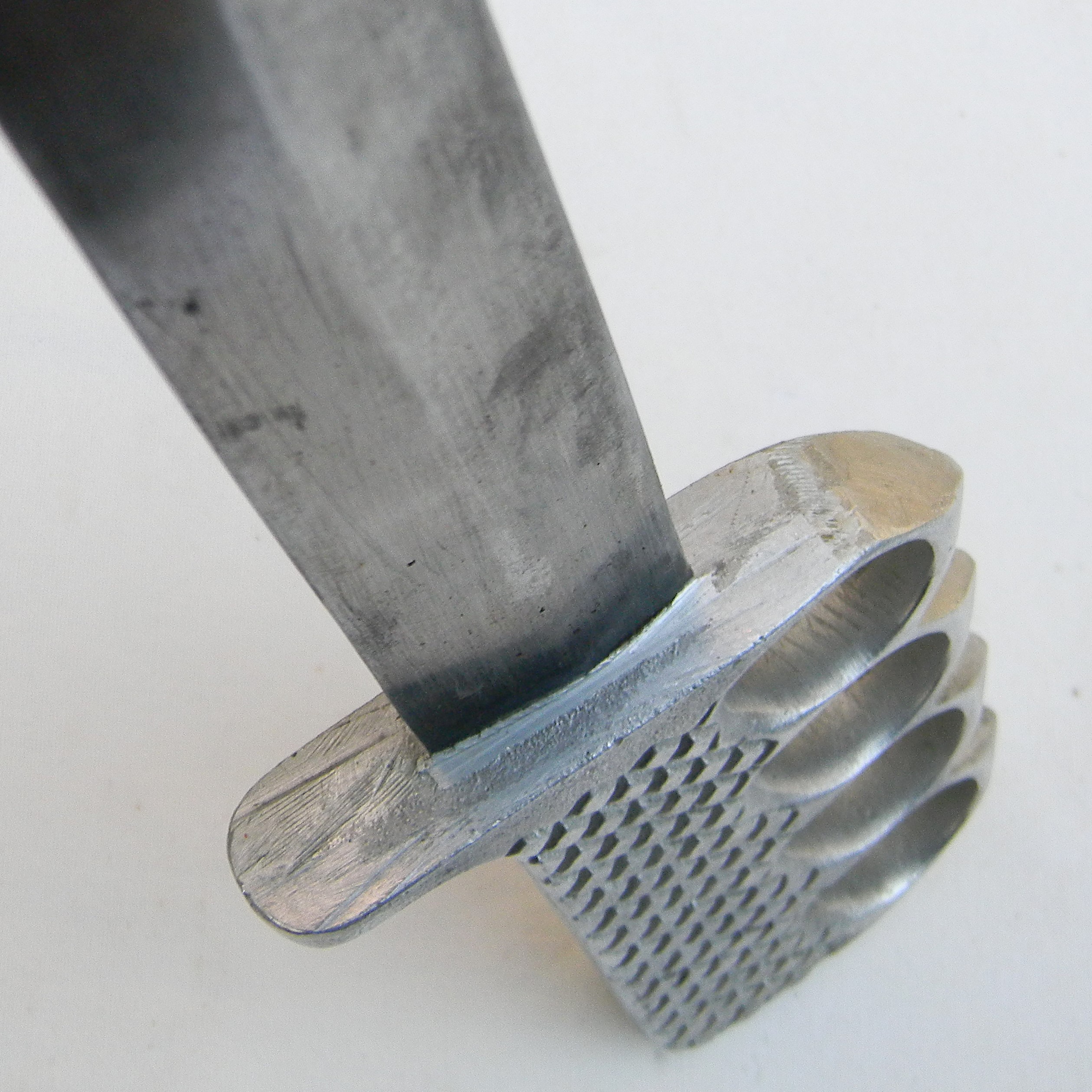 American WW2 era illustrated "private purchase" type knuckle fighting dagger, original leather scabbard; rare type - Image 9