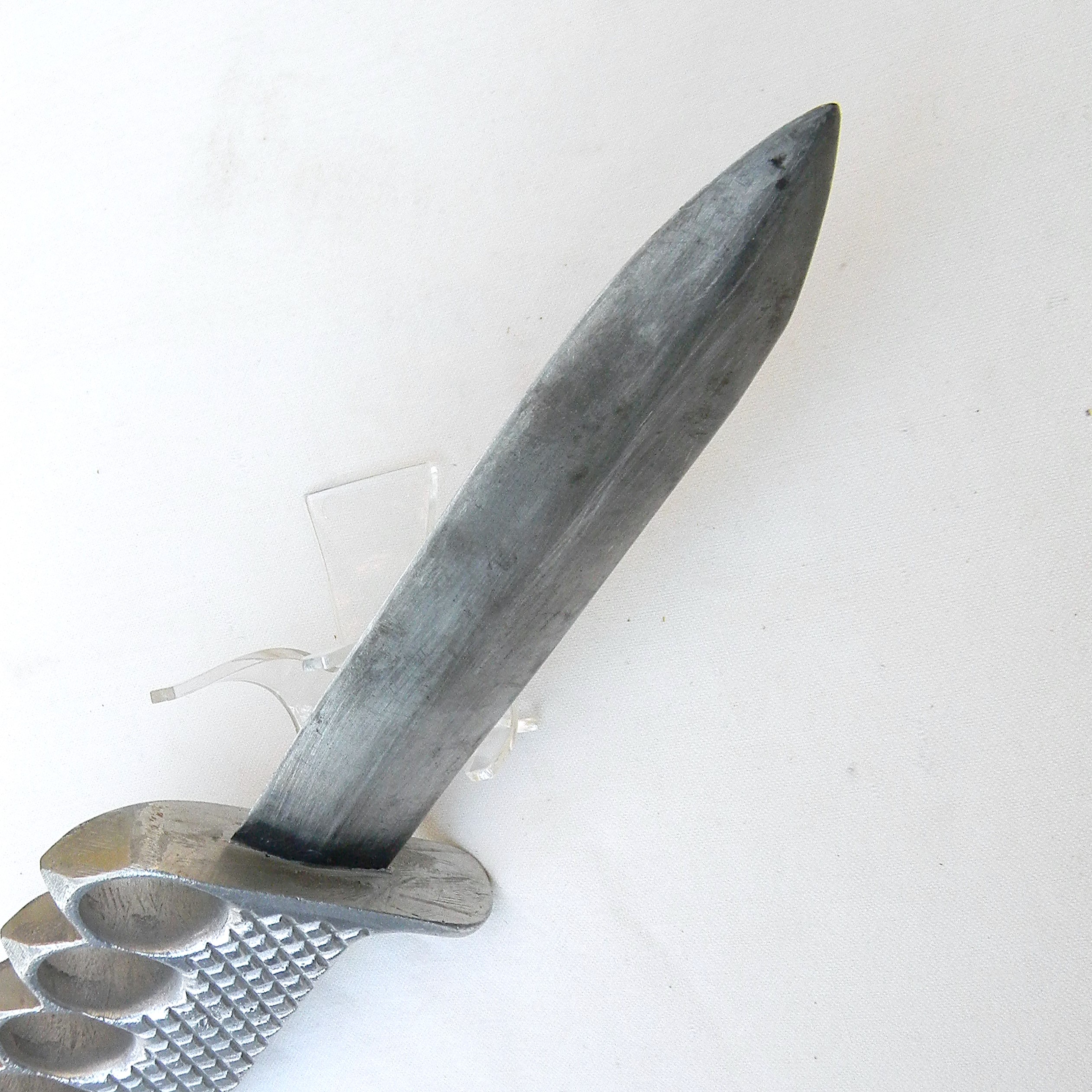 American WW2 era illustrated "private purchase" type knuckle fighting dagger, original leather scabbard; rare type - Image 14