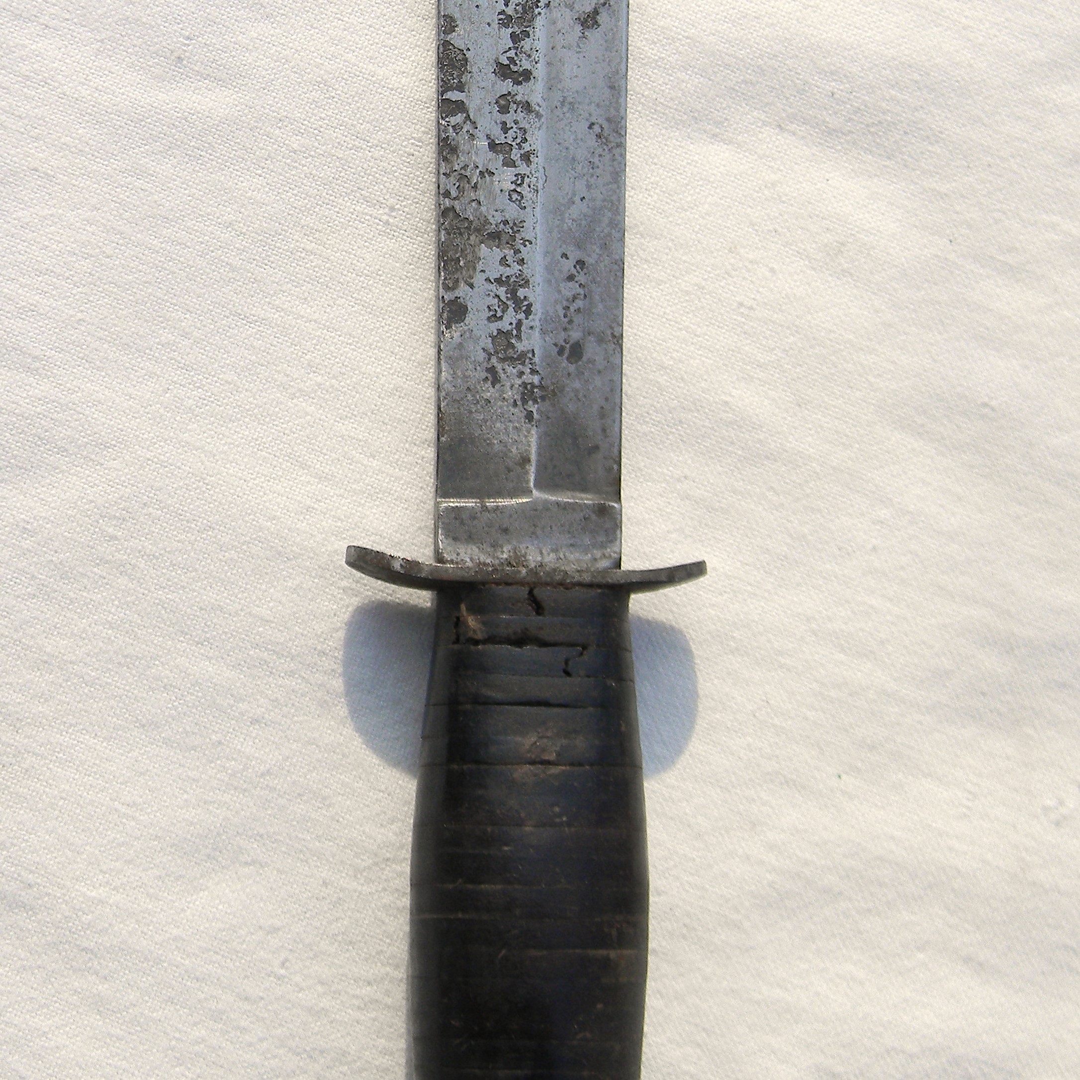 USA WW2 era Case XX stiletto blade fighting dagger, staked washers/Bakelite pommel handle, original scabbard; rare "private purchase" type - Image 8