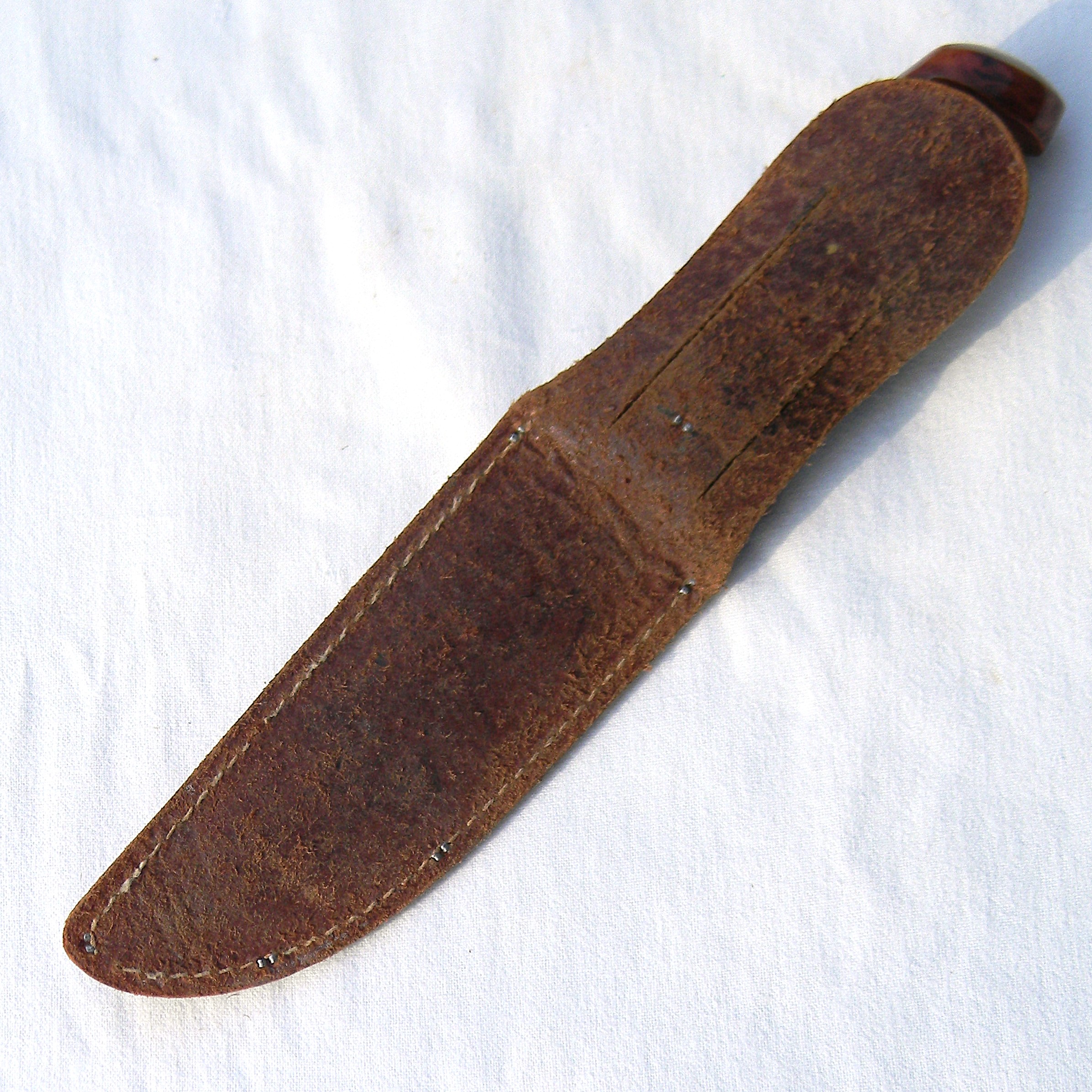 USA WW2 Western "Baby Shark" USAF Pilot Knife, scarce Bakelite fittings type, original sheath; excellent condition - Image 3