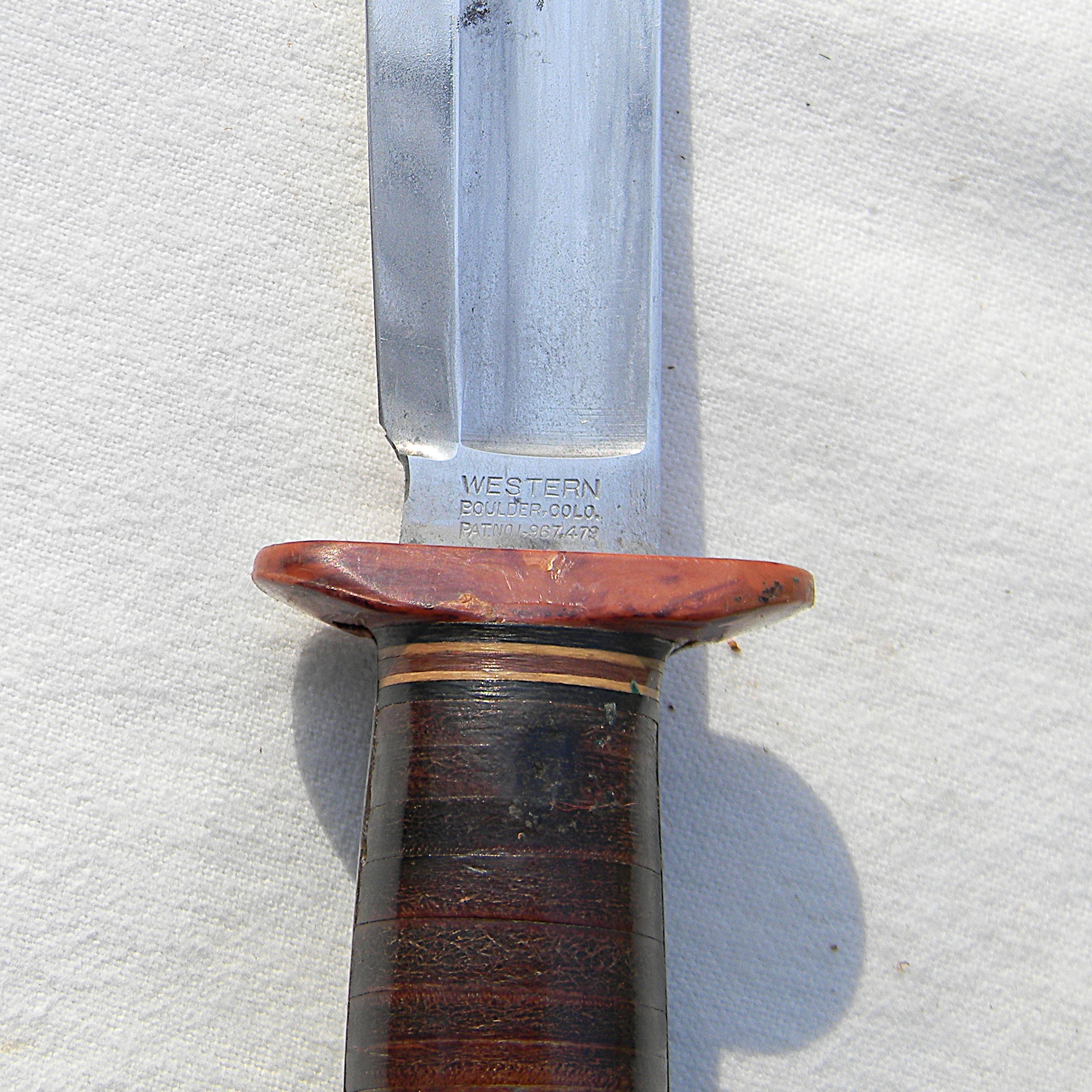 USA WW2 Western "Baby Shark" USAF Pilot Knife, scarce Bakelite fittings type, original sheath; excellent condition - Image 6