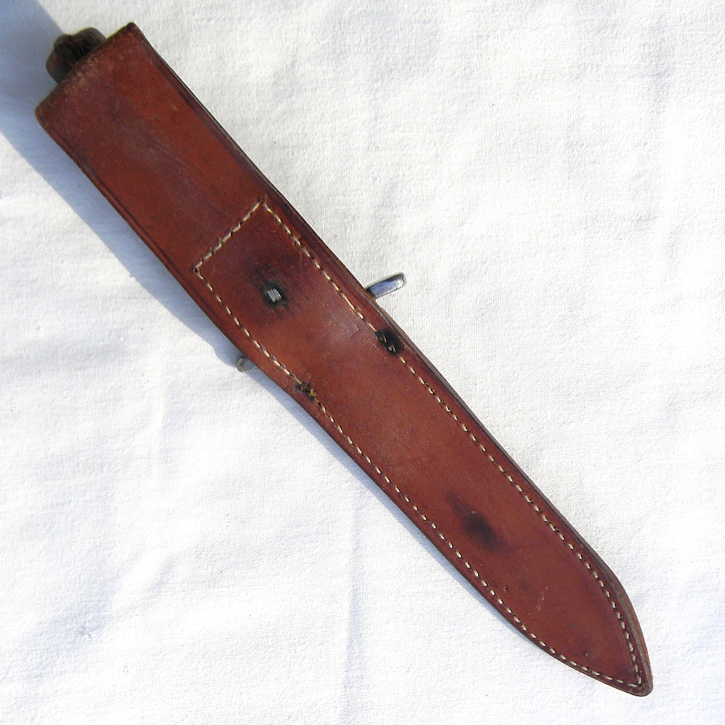 USA WW2 era fighting knife made by Knife Crafters of Philadelphia; original scabbard; rare smaller dagger type - Image 3