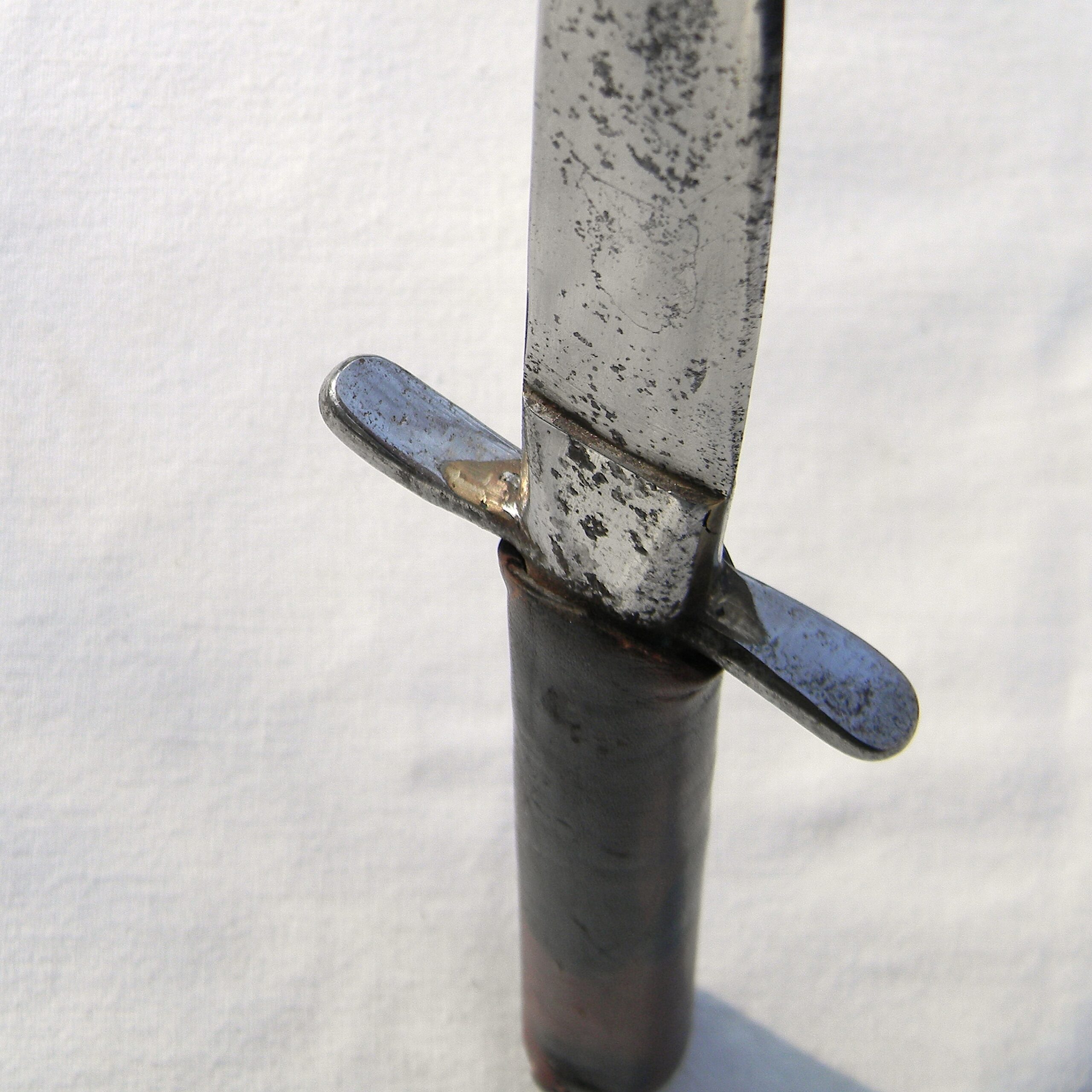 USA WW2 era fighting knife made by Knife Crafters of Philadelphia; original scabbard; rare smaller dagger type - Image 6