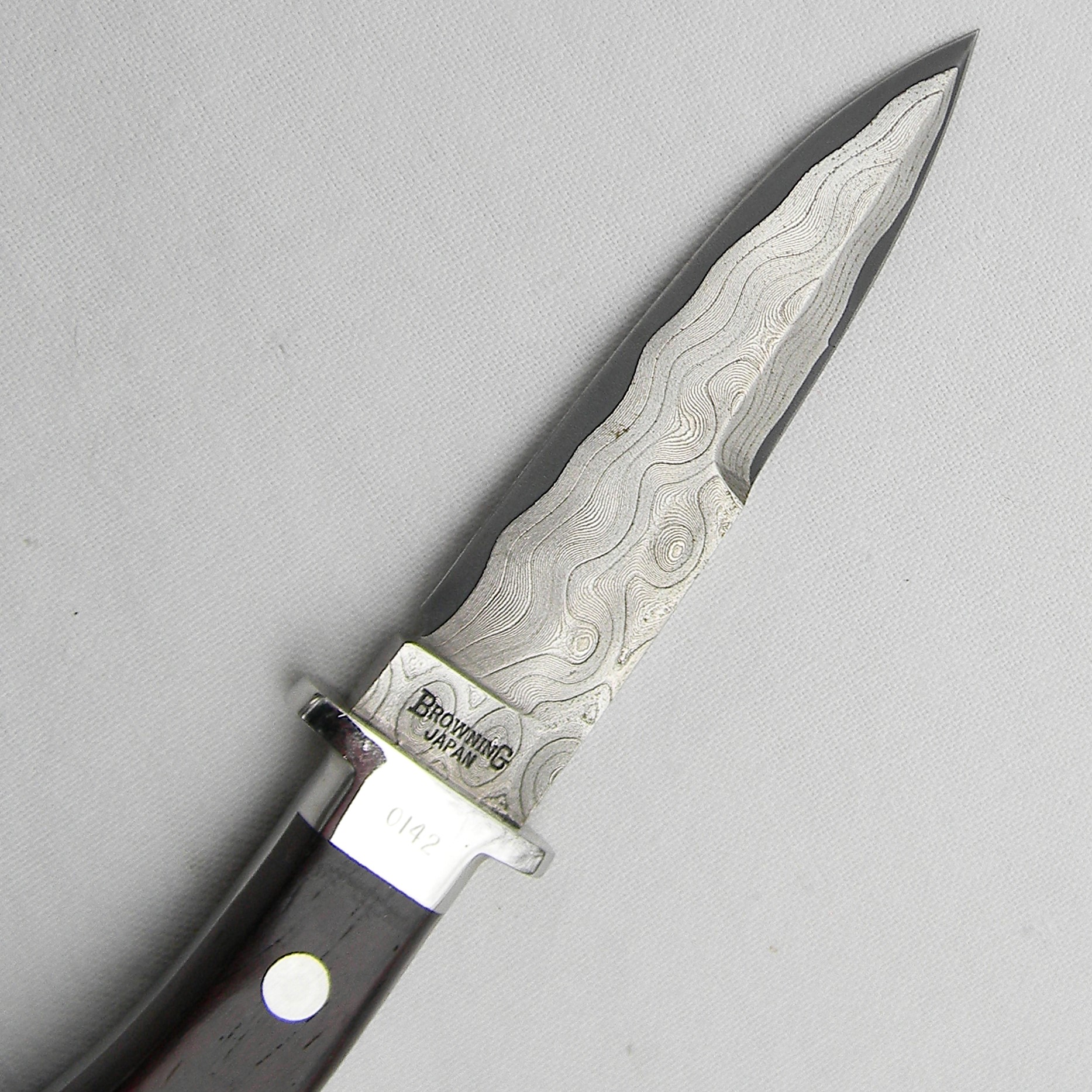 Browning, Japan rare 1985 Damascus Classic Fighter made by Ichiro Hattori, 1 of 1000; custom-made leather sheath - Image 9