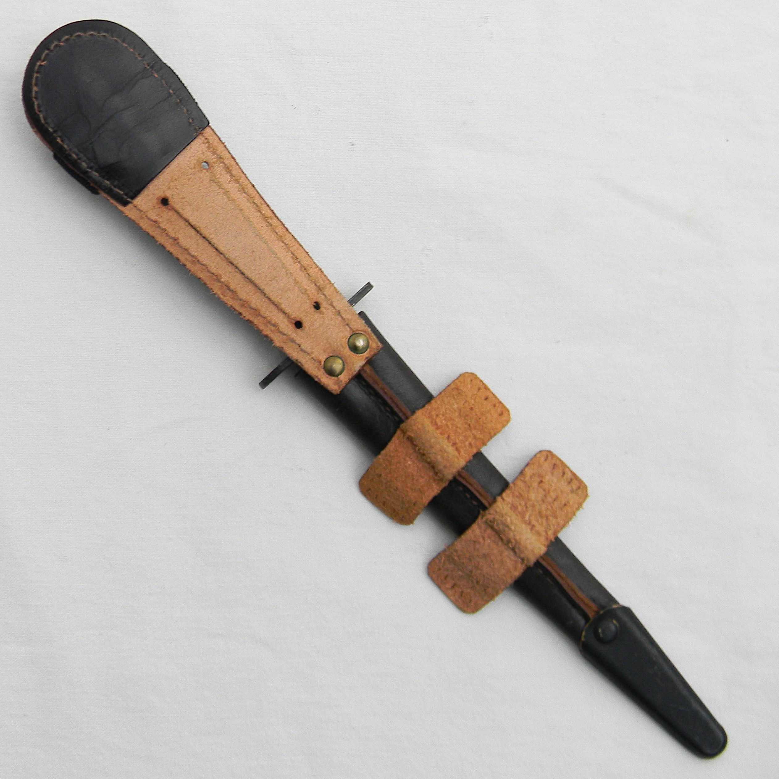 Cold War era British 1976 NATO issue Fairbairn Sykes fighting dagger, original leather scabbard; rare UNUSED - Image 3