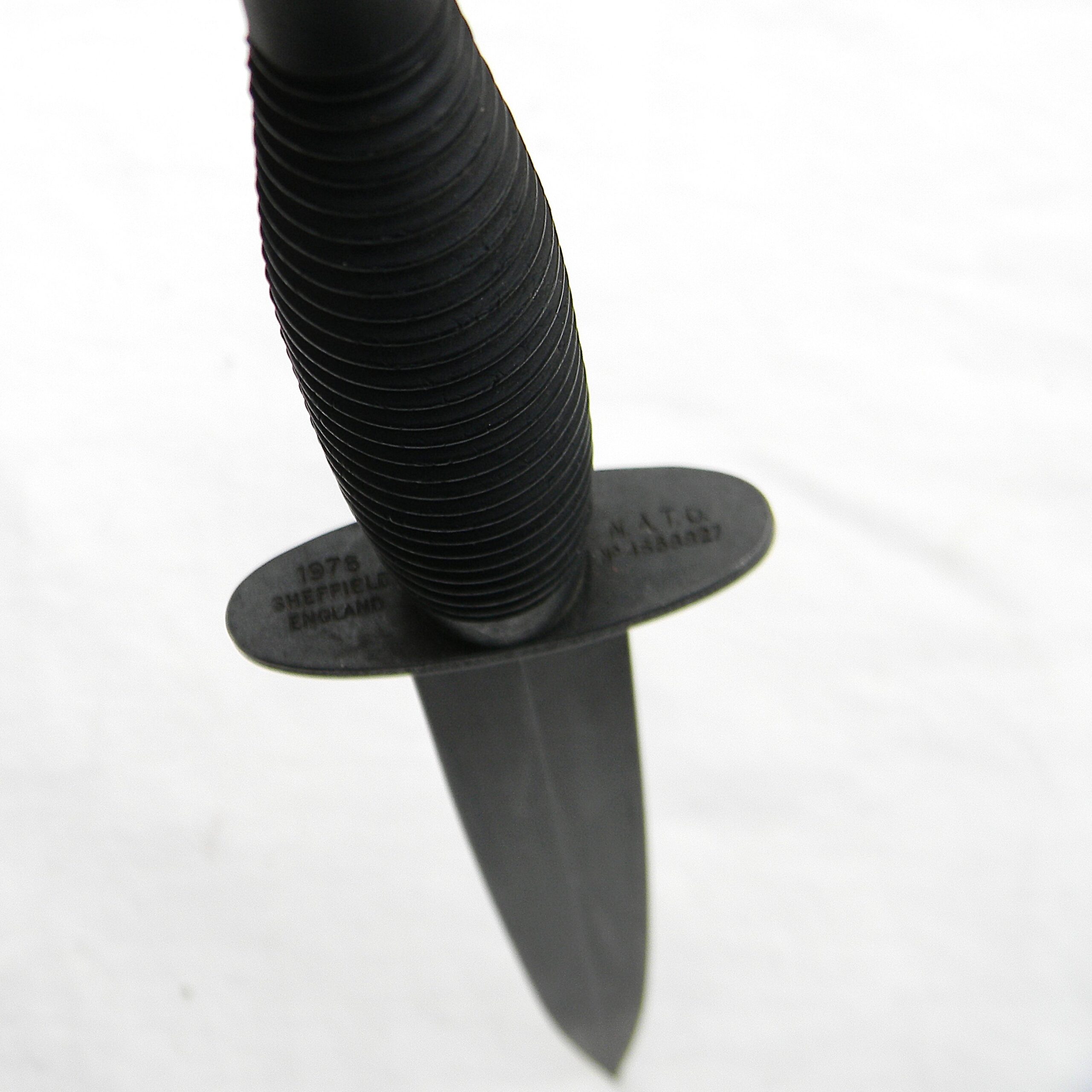 Cold War era British 1976 NATO issue Fairbairn Sykes fighting dagger, original leather scabbard; rare UNUSED - Image 7