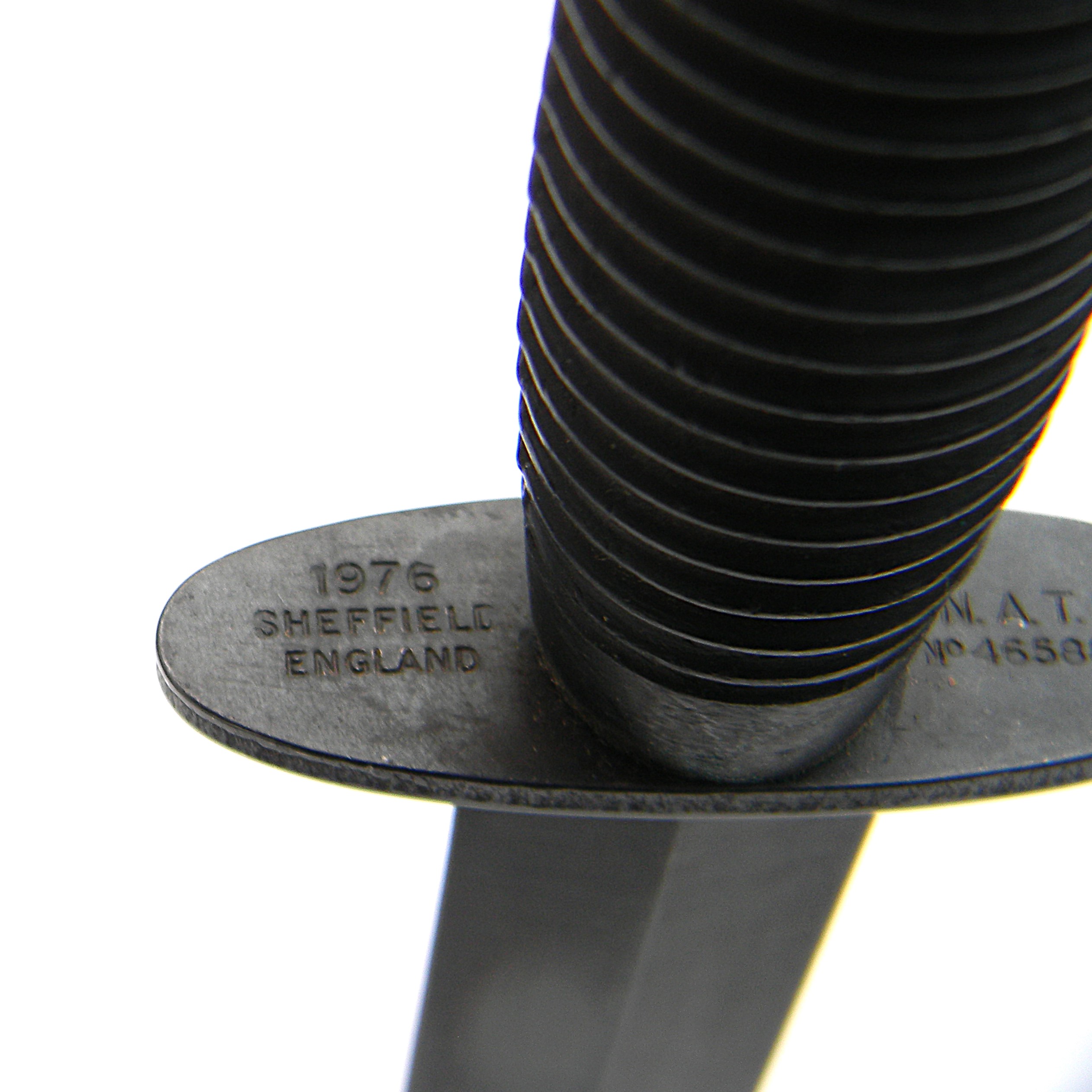 Cold War era British 1976 NATO issue Fairbairn Sykes fighting dagger, original leather scabbard; rare UNUSED - Image 8