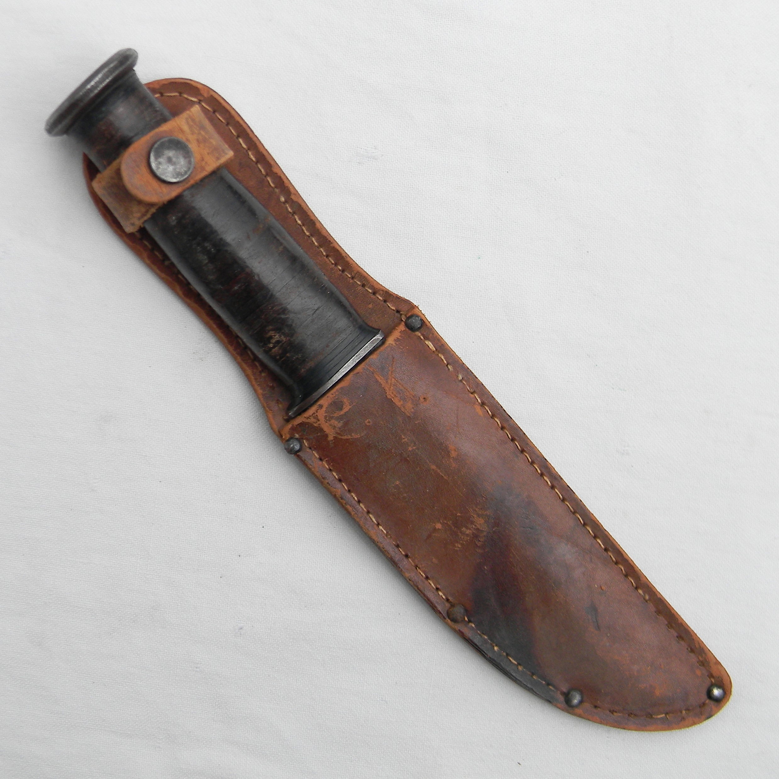 WW2 scarce KA-BAR "Seabee" model utility/fighting knife, blued blade, early-issue leather scabbard; excellent - Image 2