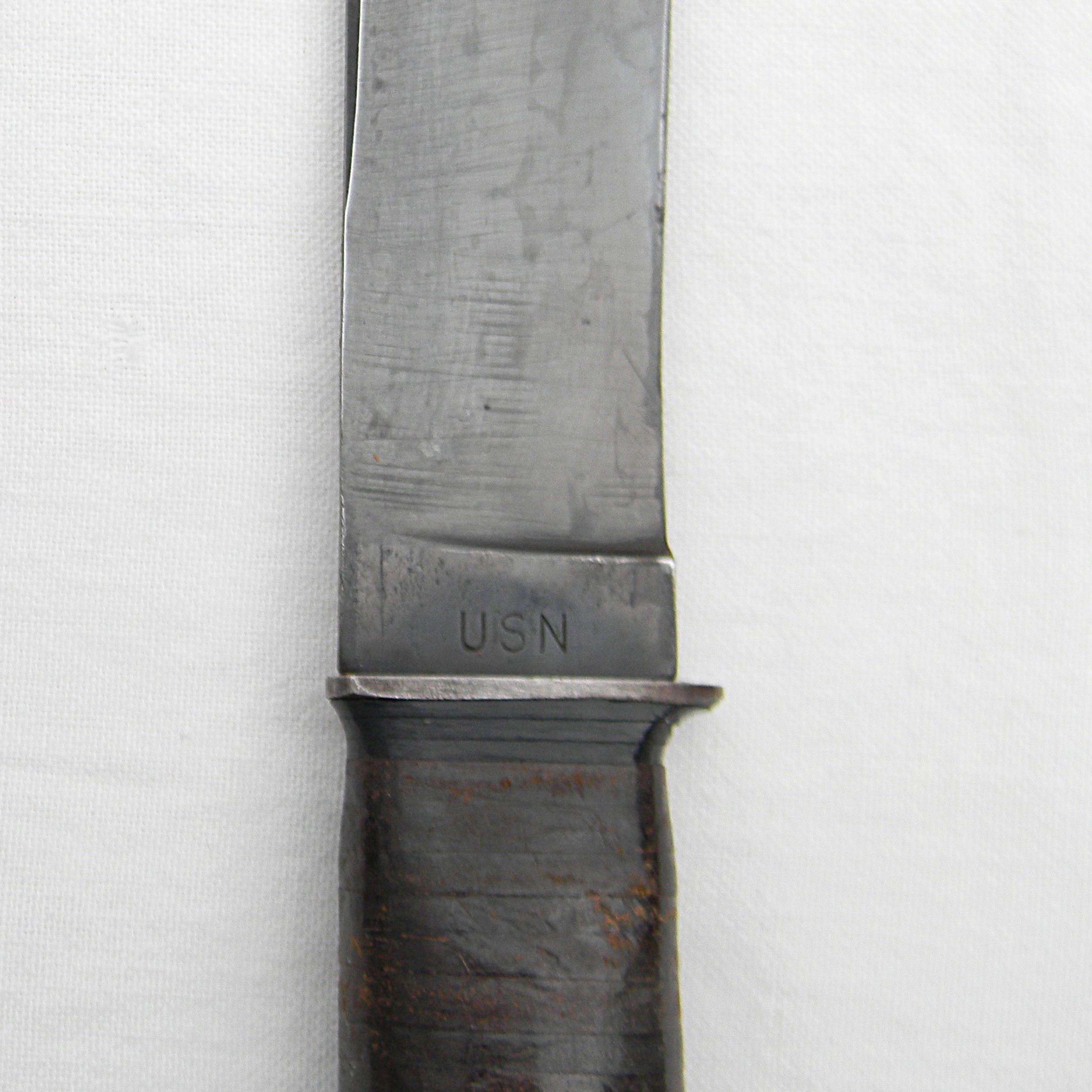 WW2 scarce KA-BAR "Seabee" model utility/fighting knife, blued blade, early-issue leather scabbard; excellent - Image 7
