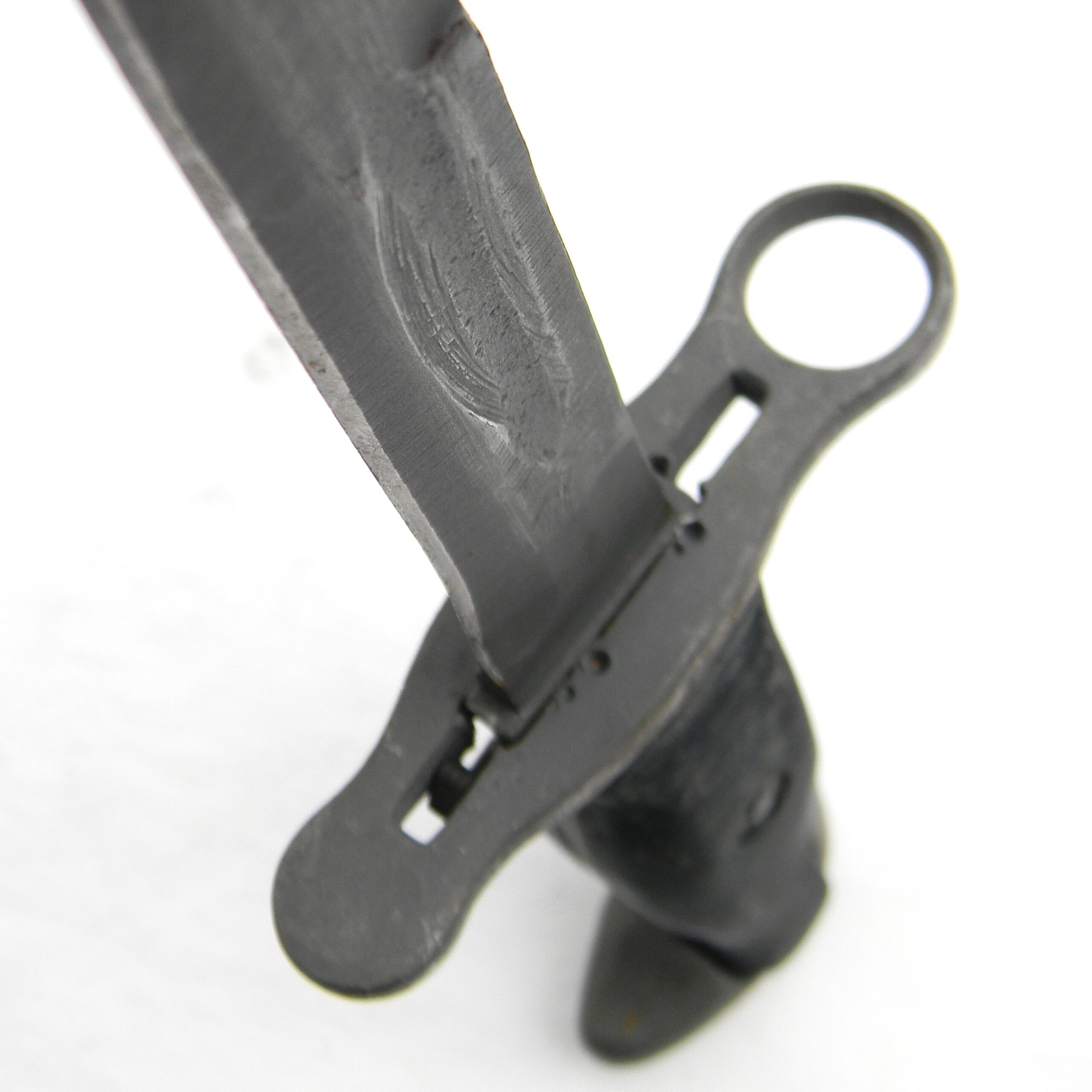 USA Korean War shortened WW2 era bayonet for M1 Garand rifle, WW2 era M8A1 composition scabbard; rare UNUSED - Image 7