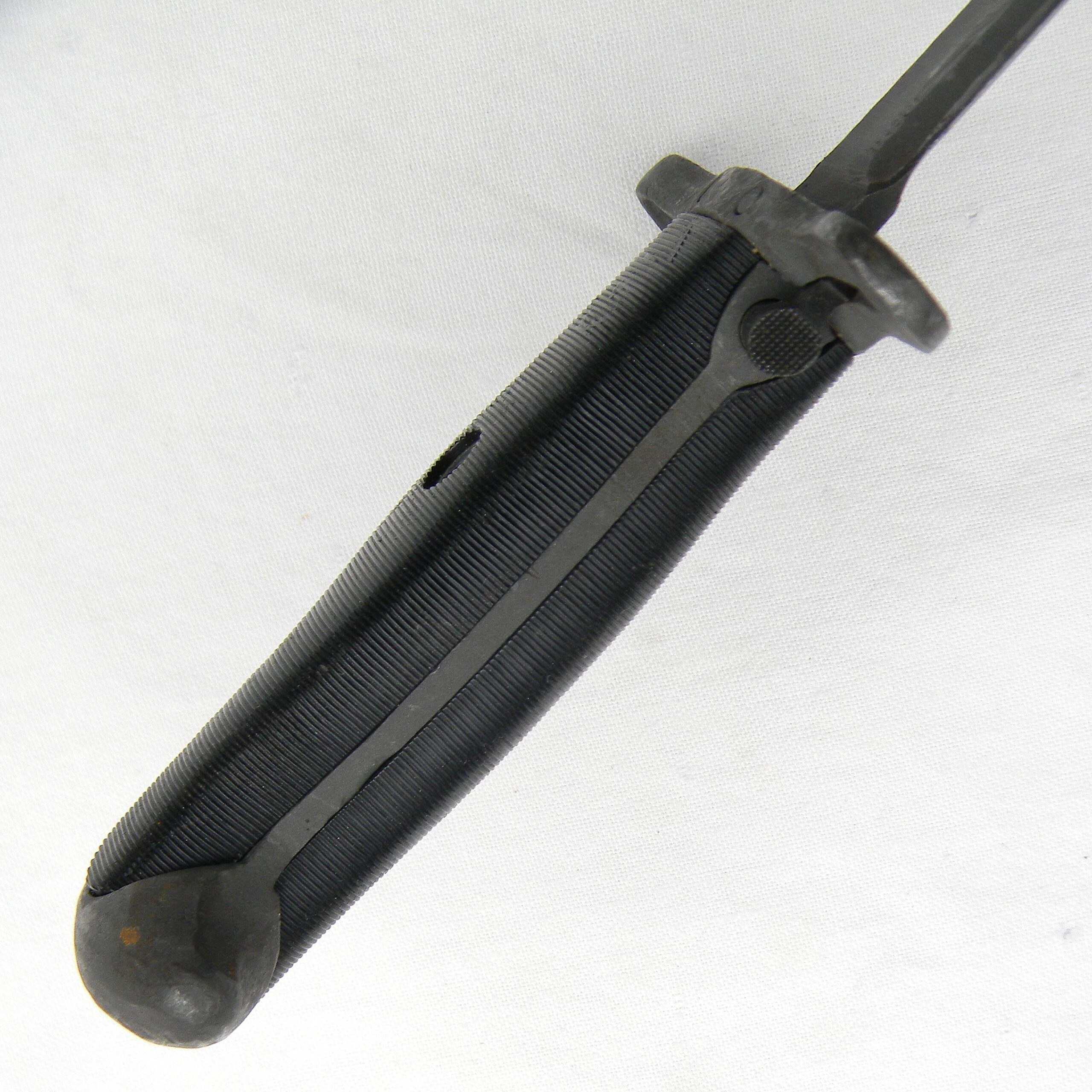 USA Korean War shortened WW2 era bayonet for M1 Garand rifle, WW2 era M8A1 composition scabbard; rare UNUSED - Image 10