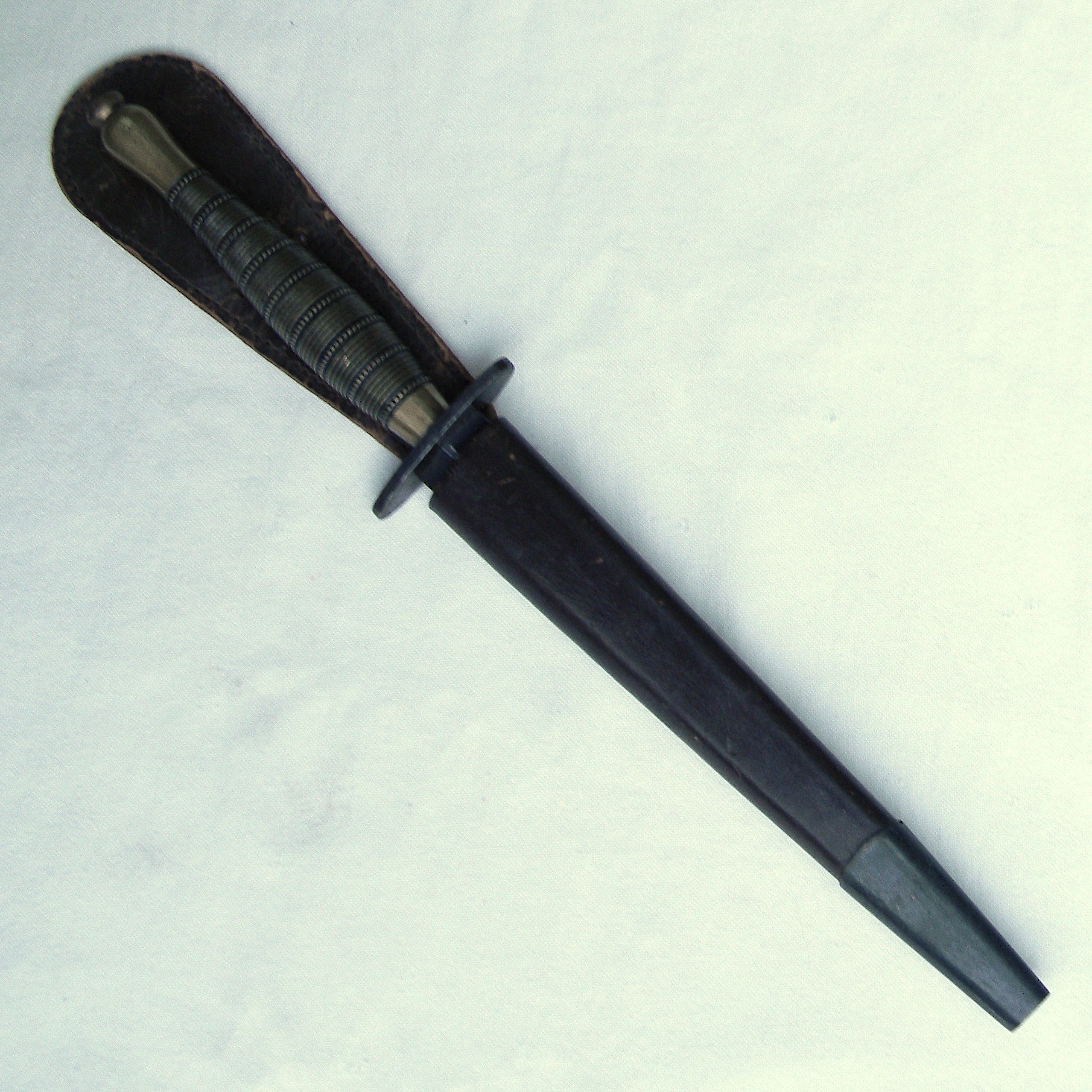 WW2 British Fairbairn-Sykes 2nd pattern dagger, rare William Rodgers "Beaded and Ribbed" type, "broad arrow" marked handle, original metal-tipped leather scabbard - Image 2