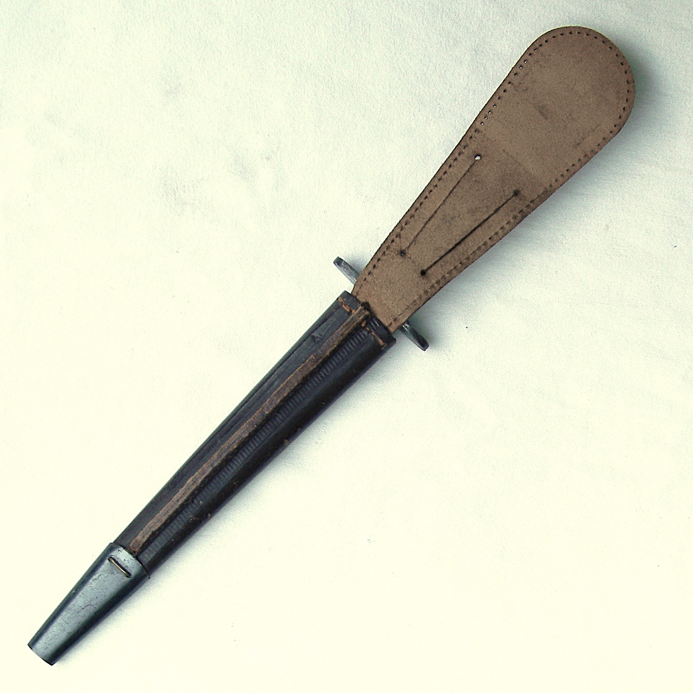 WW2 British Fairbairn-Sykes 2nd pattern dagger, rare William Rodgers "Beaded and Ribbed" type, "broad arrow" marked handle, original metal-tipped leather scabbard - Image 3