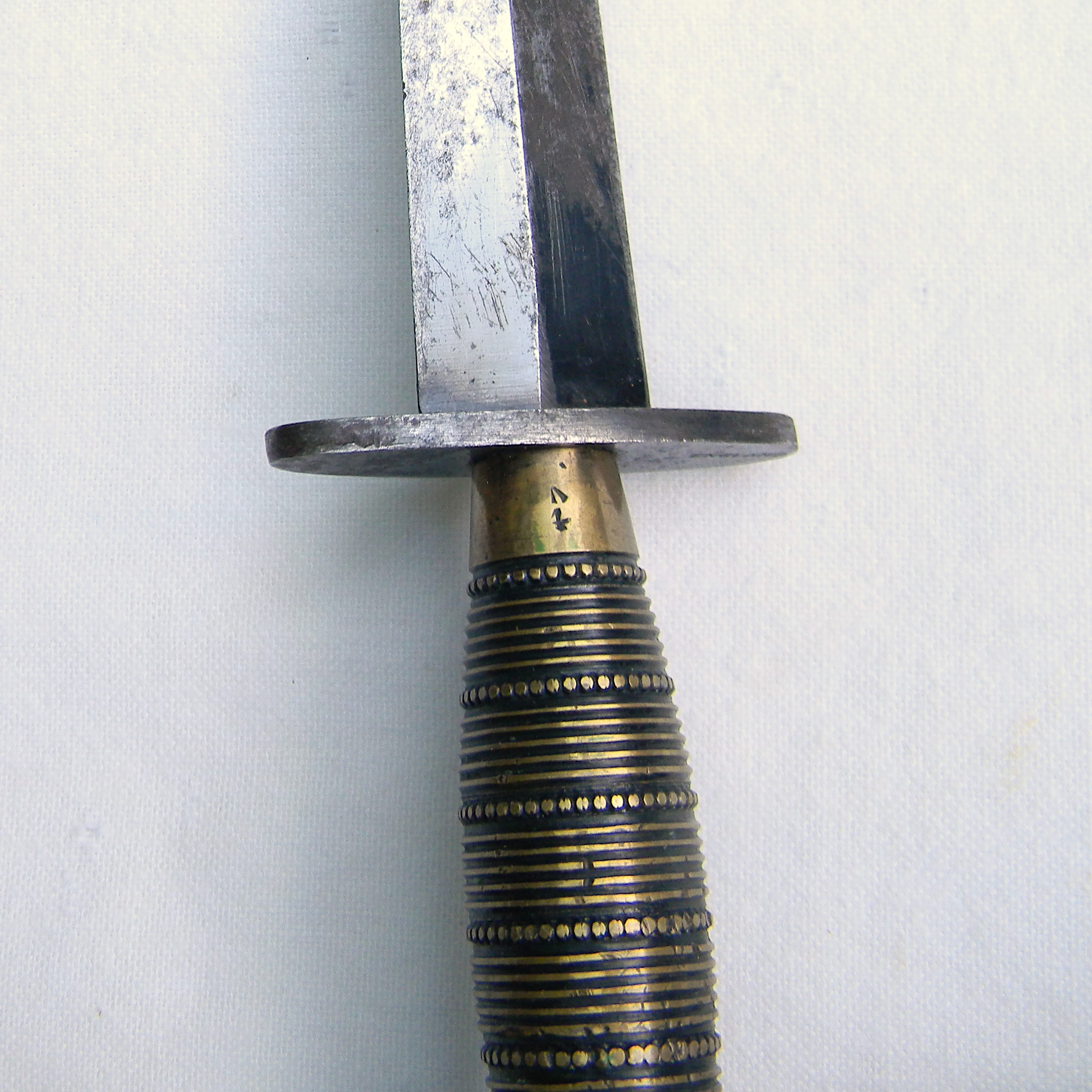 WW2 British Fairbairn-Sykes 2nd pattern dagger, rare William Rodgers "Beaded and Ribbed" type, "broad arrow" marked handle, original metal-tipped leather scabbard - Image 7