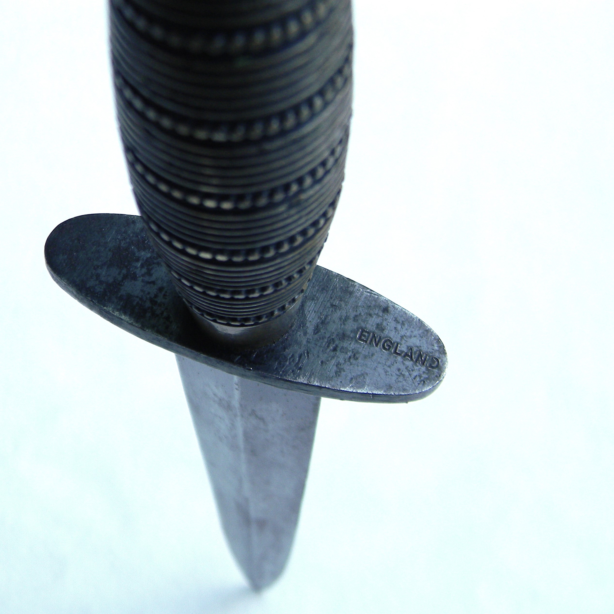 WW2 British Fairbairn-Sykes 2nd pattern dagger, rare William Rodgers "Beaded and Ribbed" type, "broad arrow" marked handle, original metal-tipped leather scabbard - Image 8