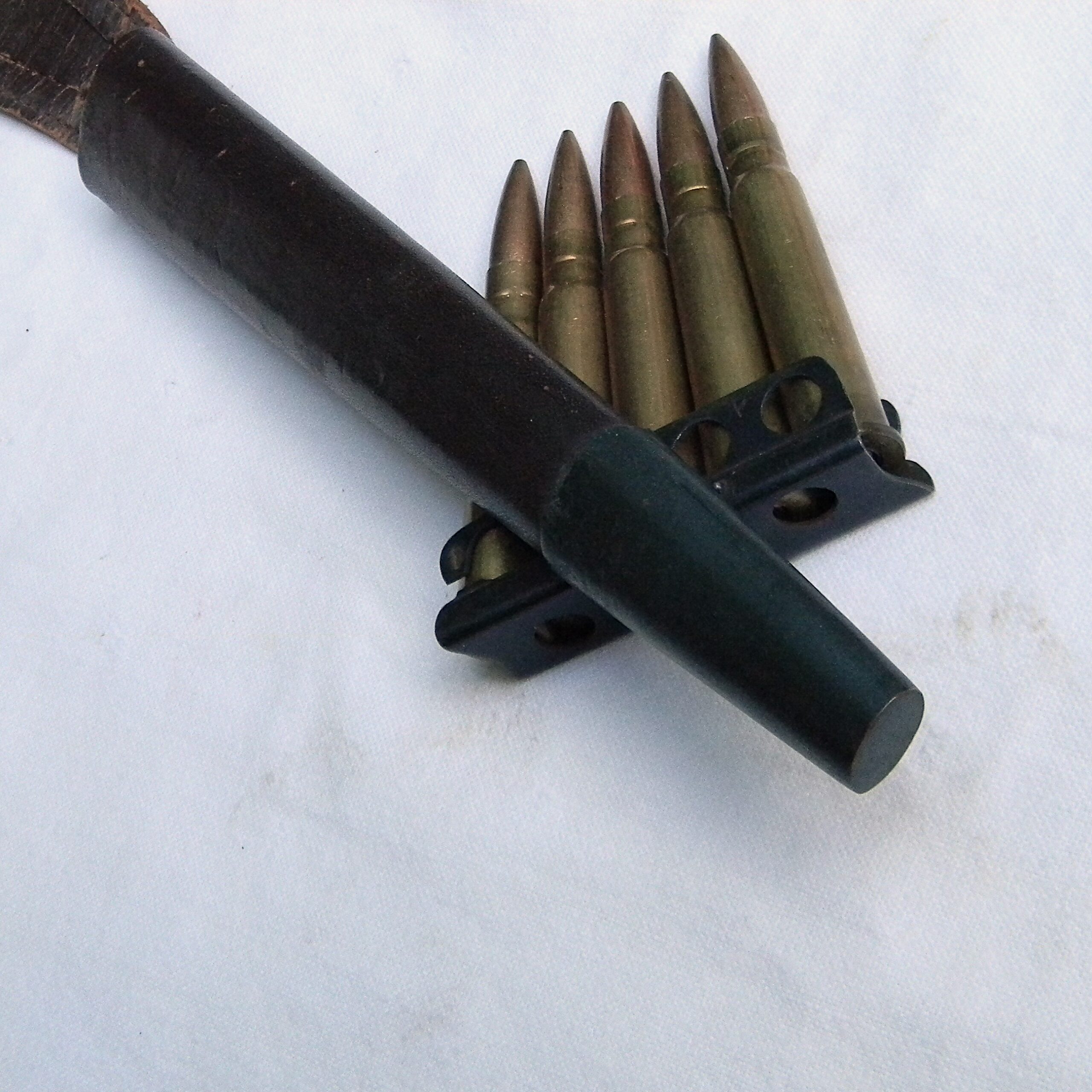 WW2 British Fairbairn-Sykes 2nd pattern dagger, rare William Rodgers "Beaded and Ribbed" type, "broad arrow" marked handle, original metal-tipped leather scabbard - Image 10