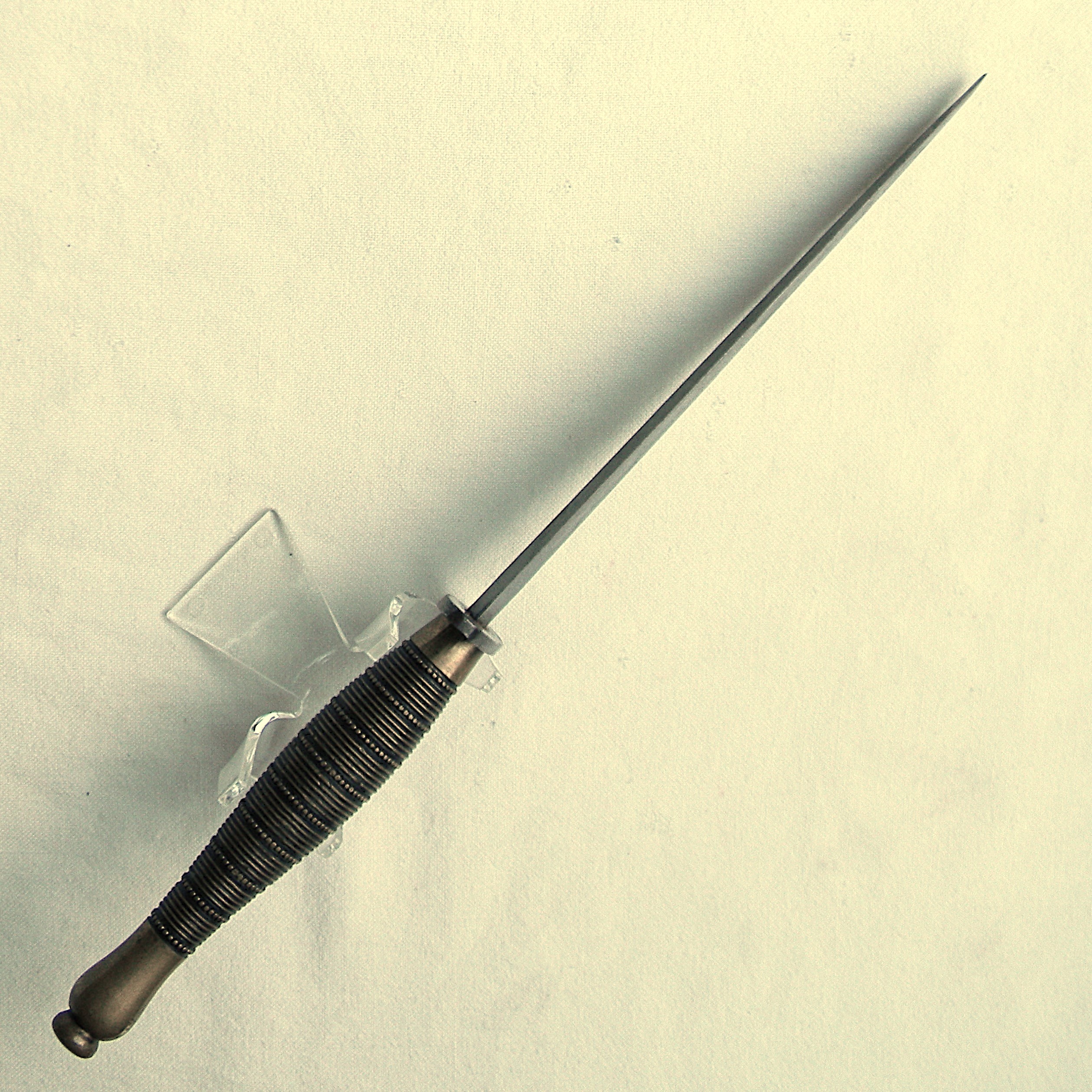 WW2 British Fairbairn-Sykes 2nd pattern dagger, rare William Rodgers "Beaded and Ribbed" type, "broad arrow" marked handle, original metal-tipped leather scabbard - Image 11