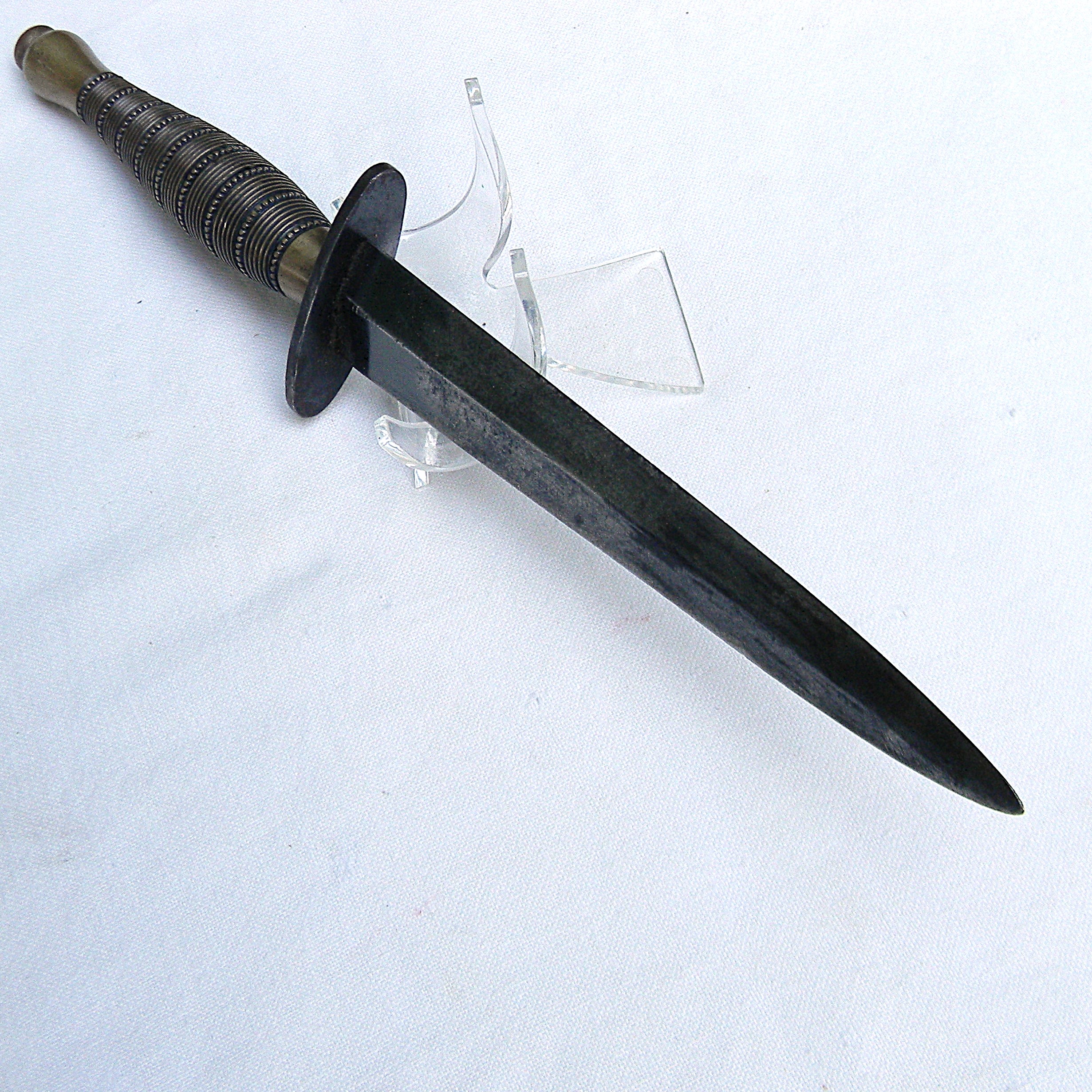 WW2 British Fairbairn-Sykes 2nd pattern dagger, rare William Rodgers "Beaded and Ribbed" type, "broad arrow" marked handle, original metal-tipped leather scabbard - Image 12