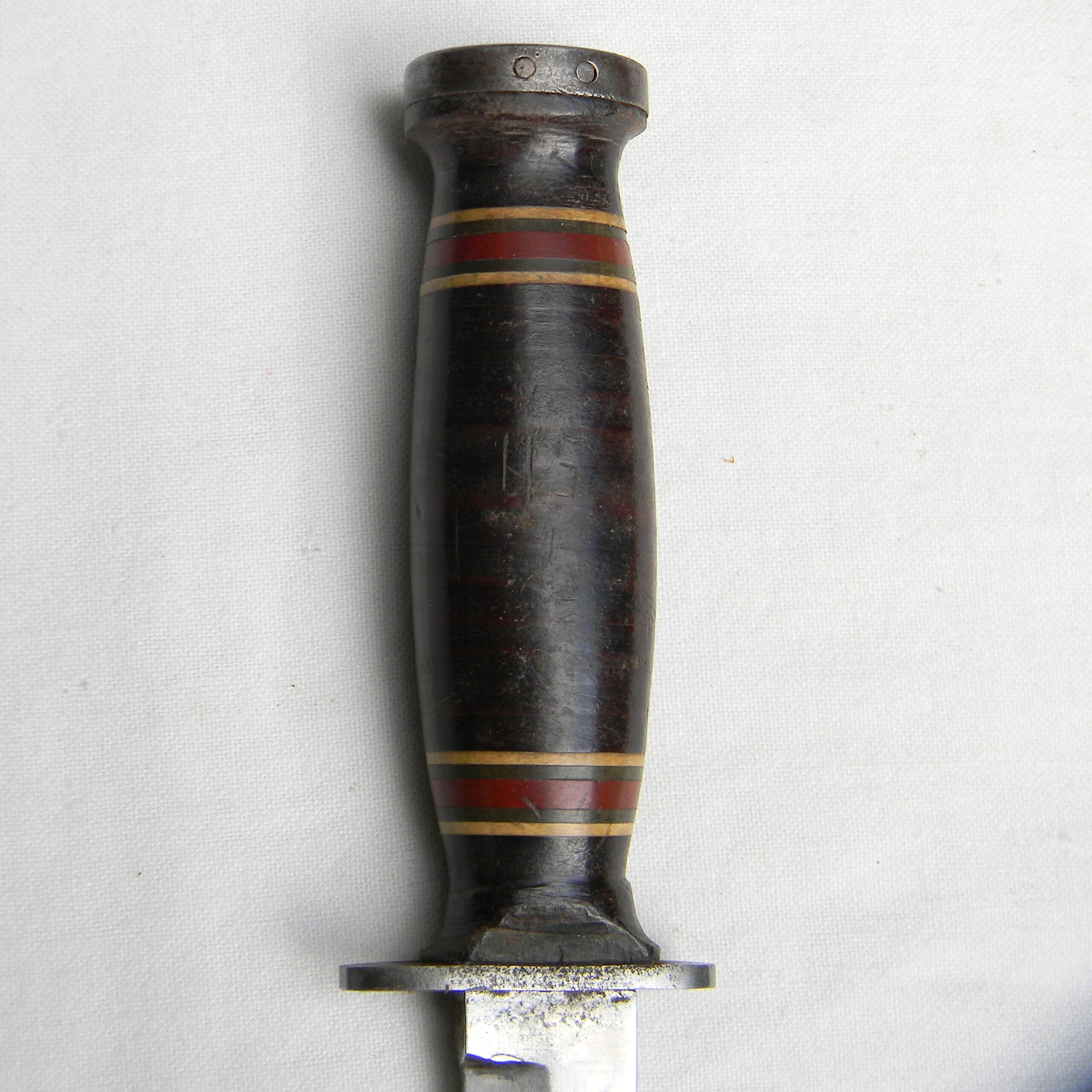 Rare WW2 era Aerial Cutlery "private purchase" fighting knife with early colored spacers handle, original scabbard - Image 9