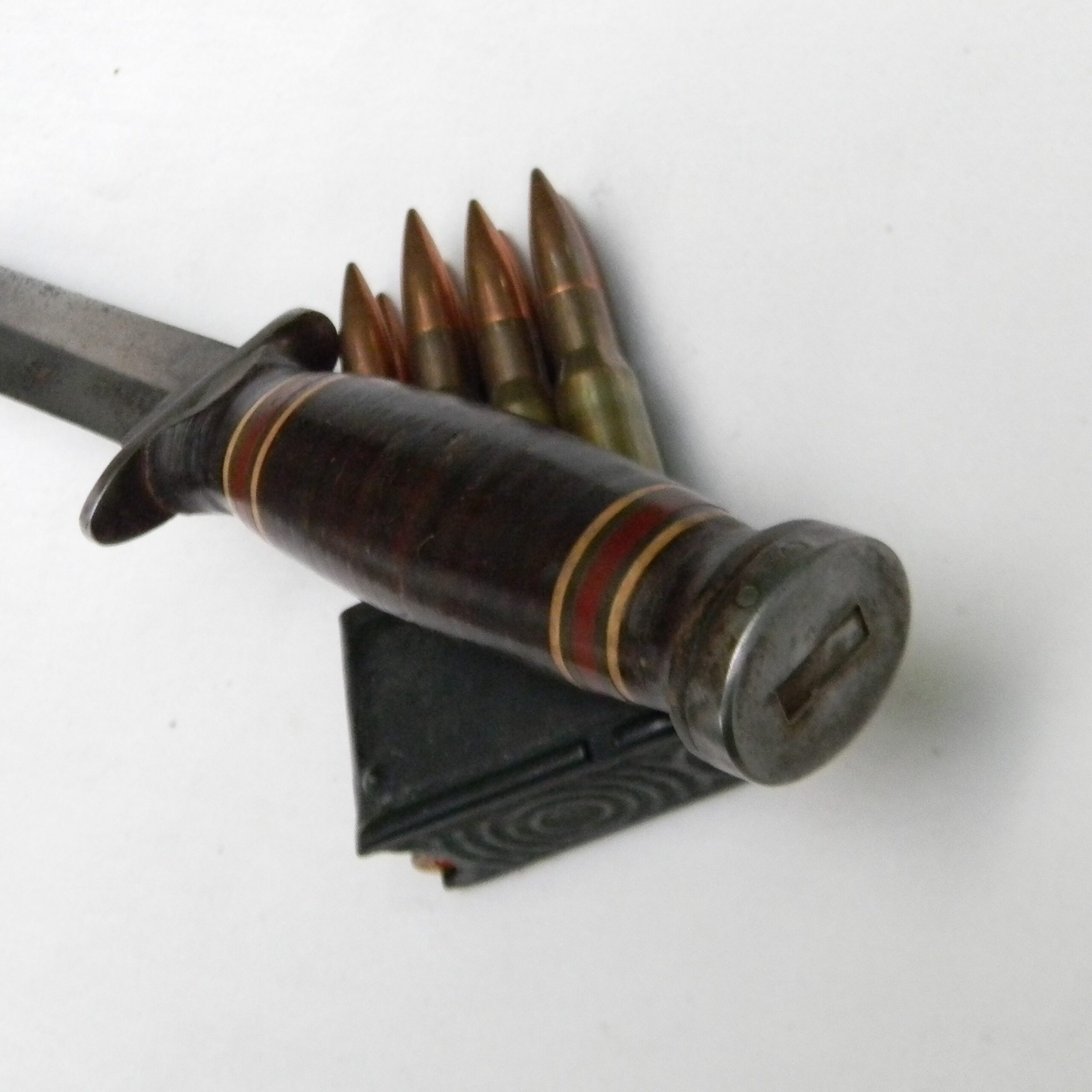 Rare WW2 era Aerial Cutlery "private purchase" fighting knife with early colored spacers handle, original scabbard - Image 11